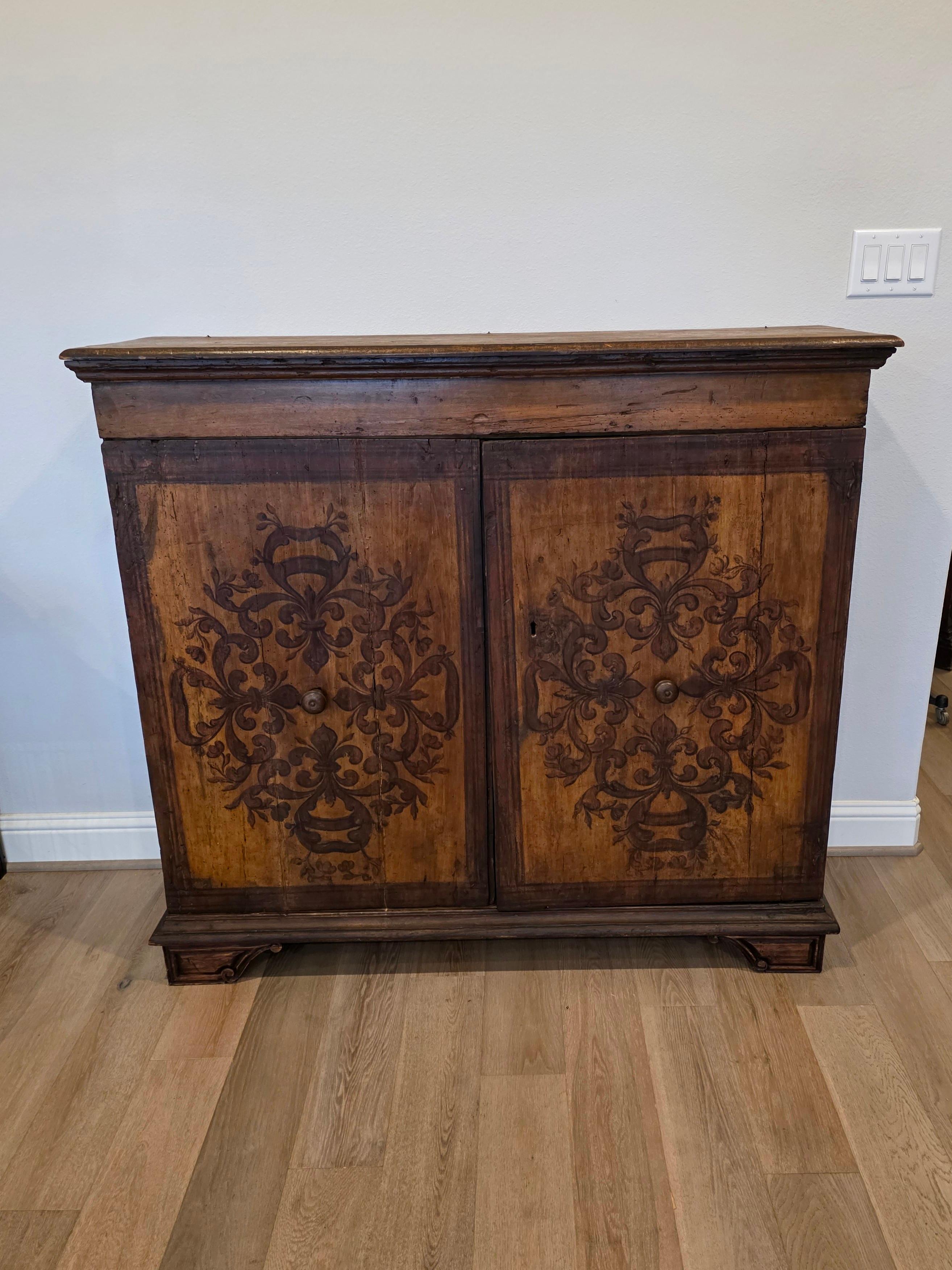 XVIIIe siècle Ancienne armoire de sacristie italienne Coffre à vêtements Armoire à crédence Début 18e siècle en vente