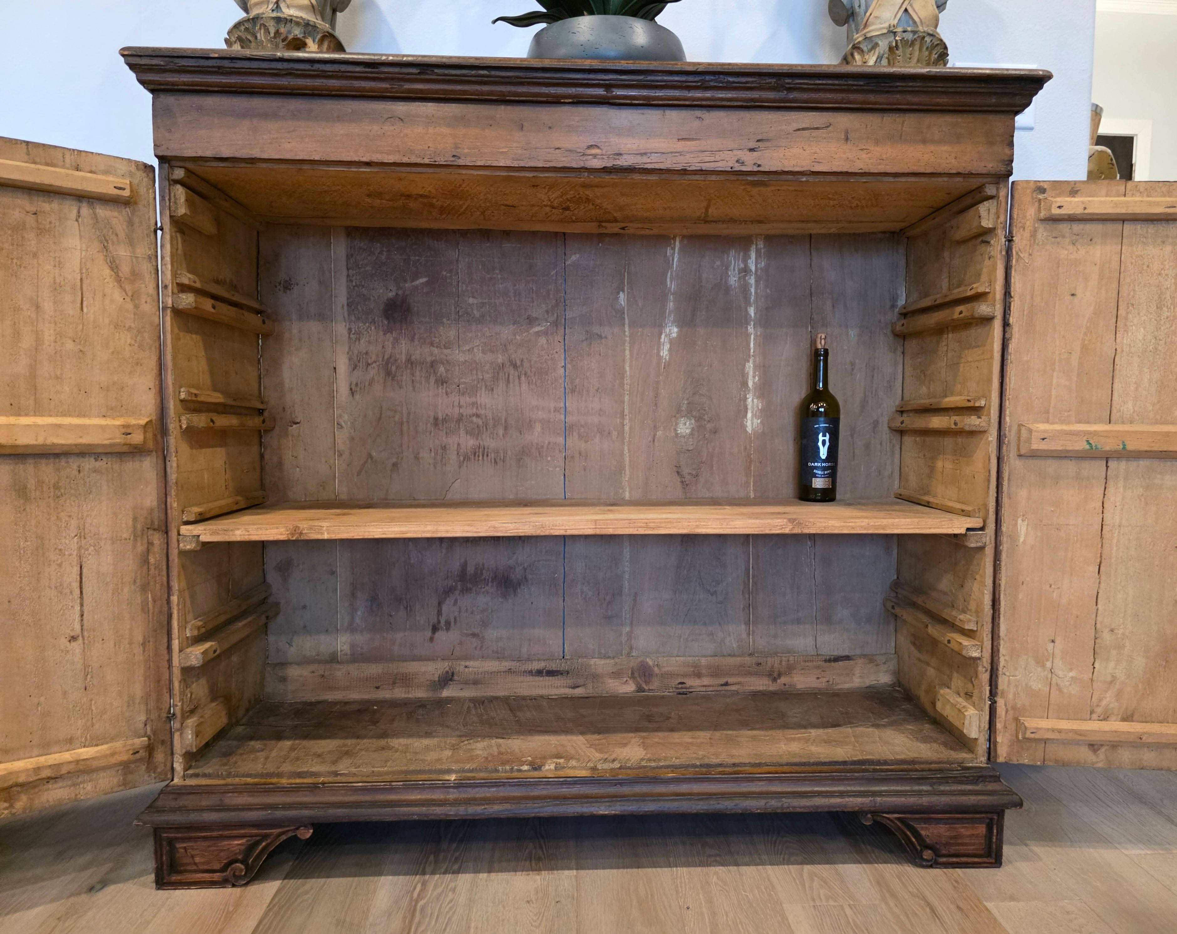 Ancienne armoire de sacristie italienne Coffre à vêtements Armoire à crédence Début 18e siècle en vente 2