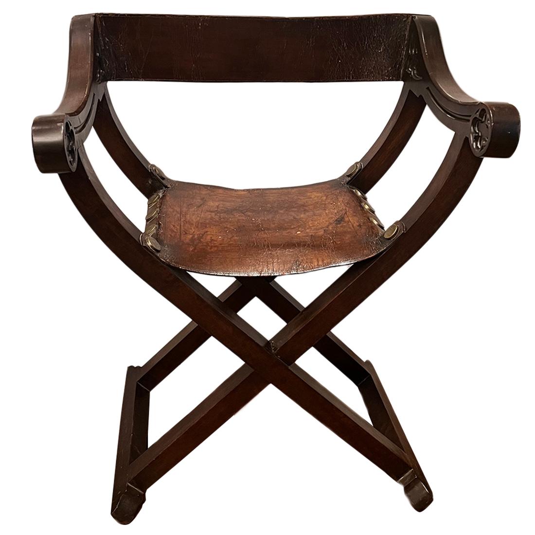 Chaise italienne sculptée d'environ 1900 avec assise et dossier en cuir.

Mesures :
Hauteur : 34