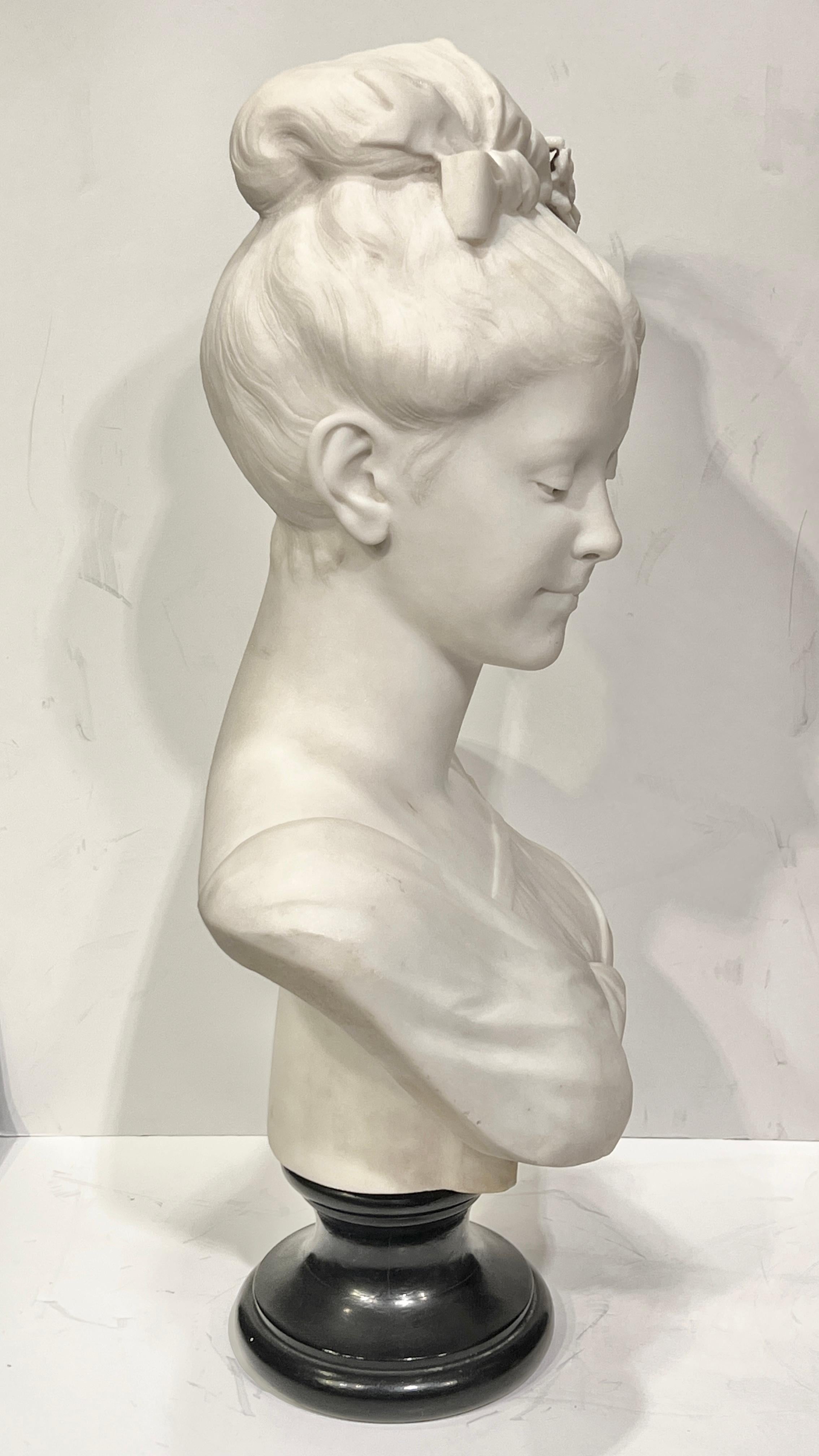 Art nouveau Ancienne sculpture en buste de jeune femme en marbre blanc de l'école italienne en vente
