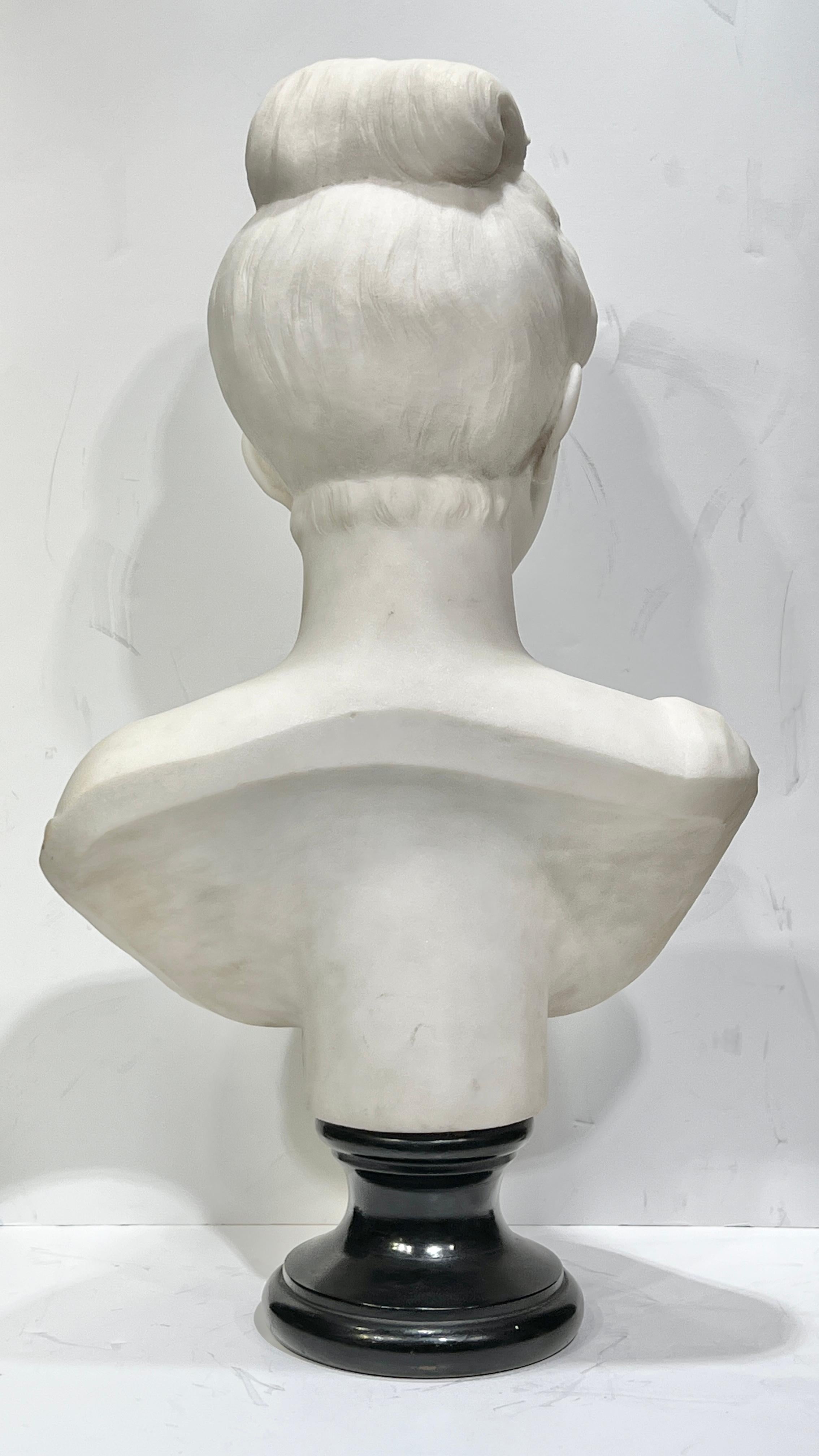 Sculpté à la main Ancienne sculpture en buste de jeune femme en marbre blanc de l'école italienne en vente