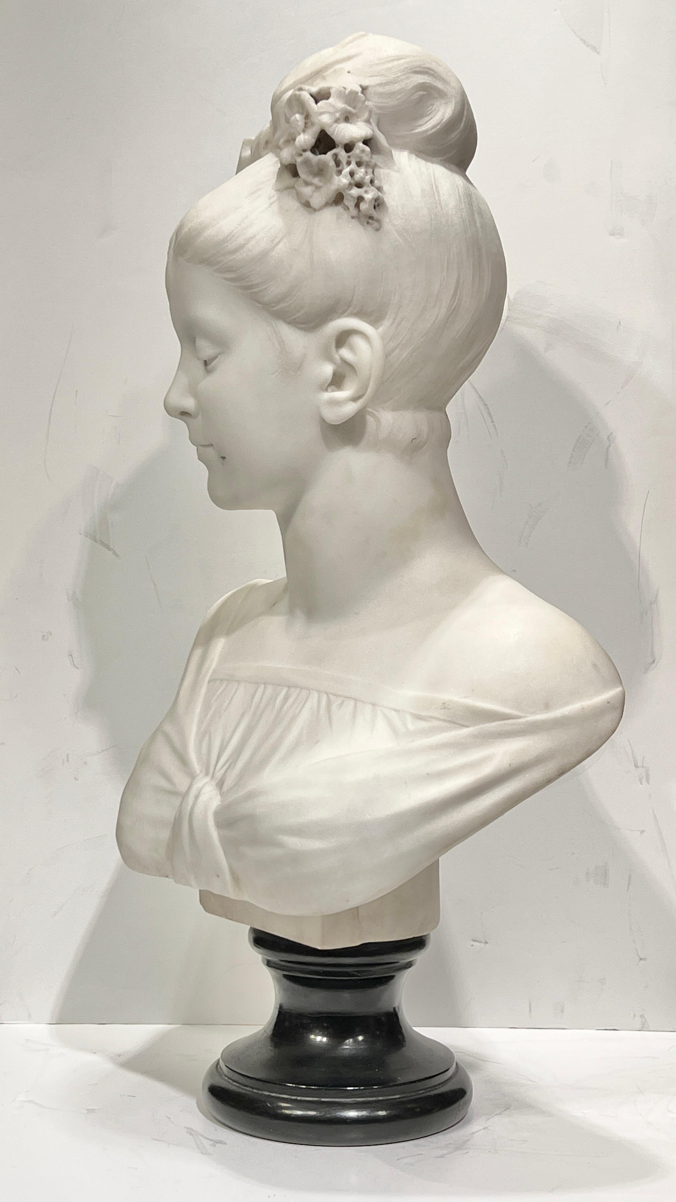 Ancienne sculpture en buste de jeune femme en marbre blanc de l'école italienne Bon état - En vente à New York, NY