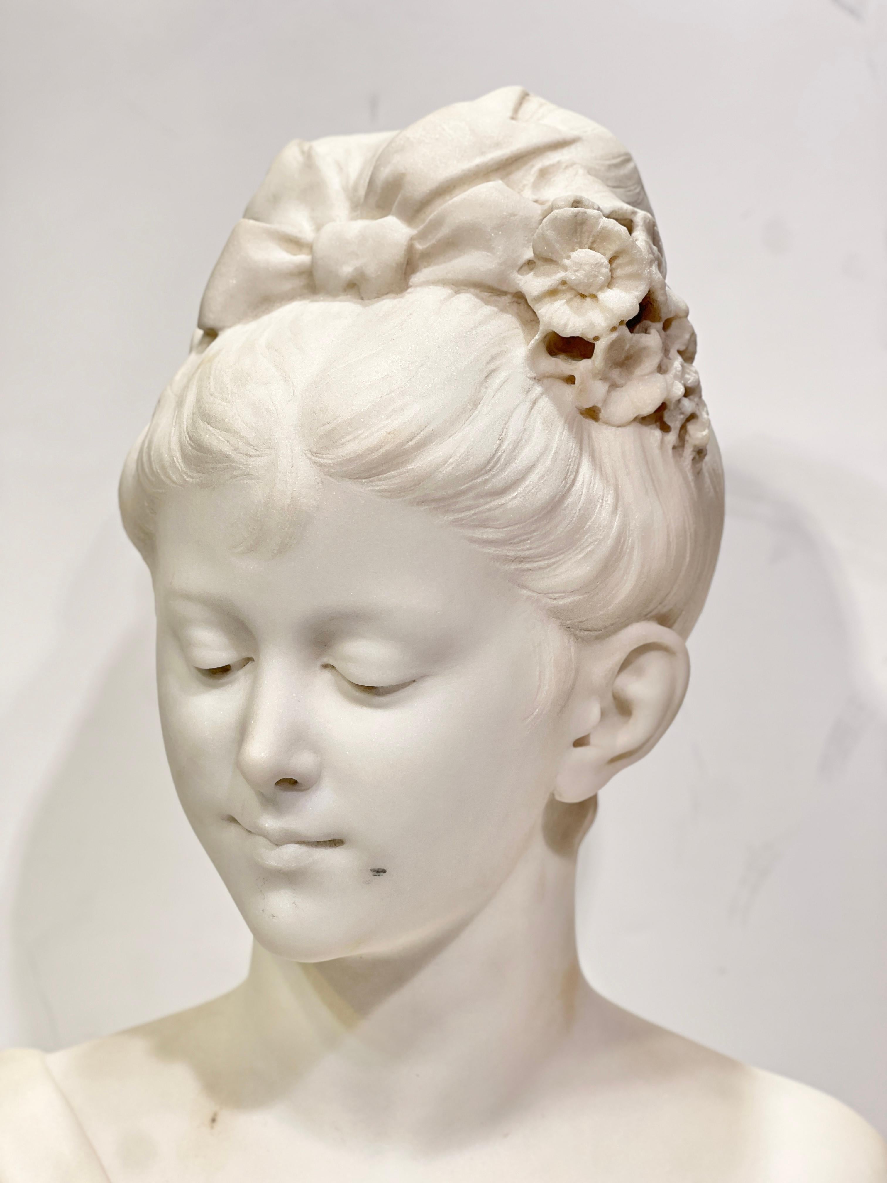 XIXe siècle Ancienne sculpture en buste de jeune femme en marbre blanc de l'école italienne en vente