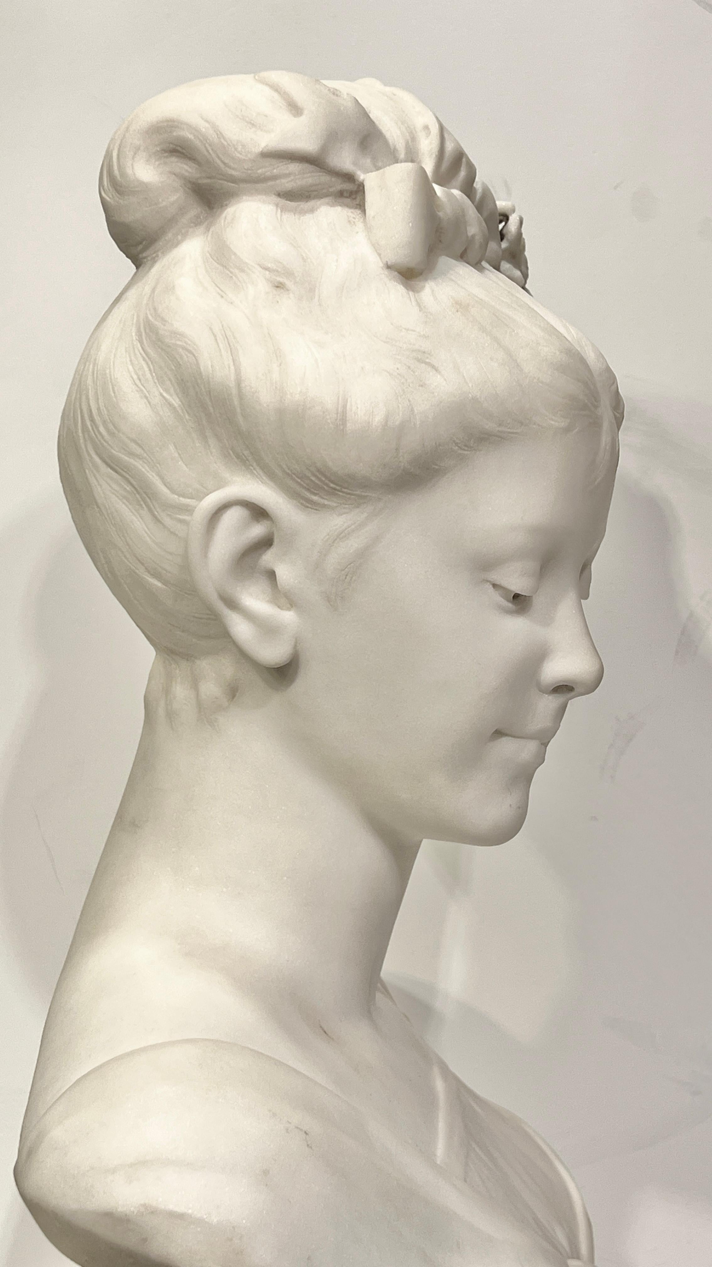 Marbre Ancienne sculpture en buste de jeune femme en marbre blanc de l'école italienne en vente
