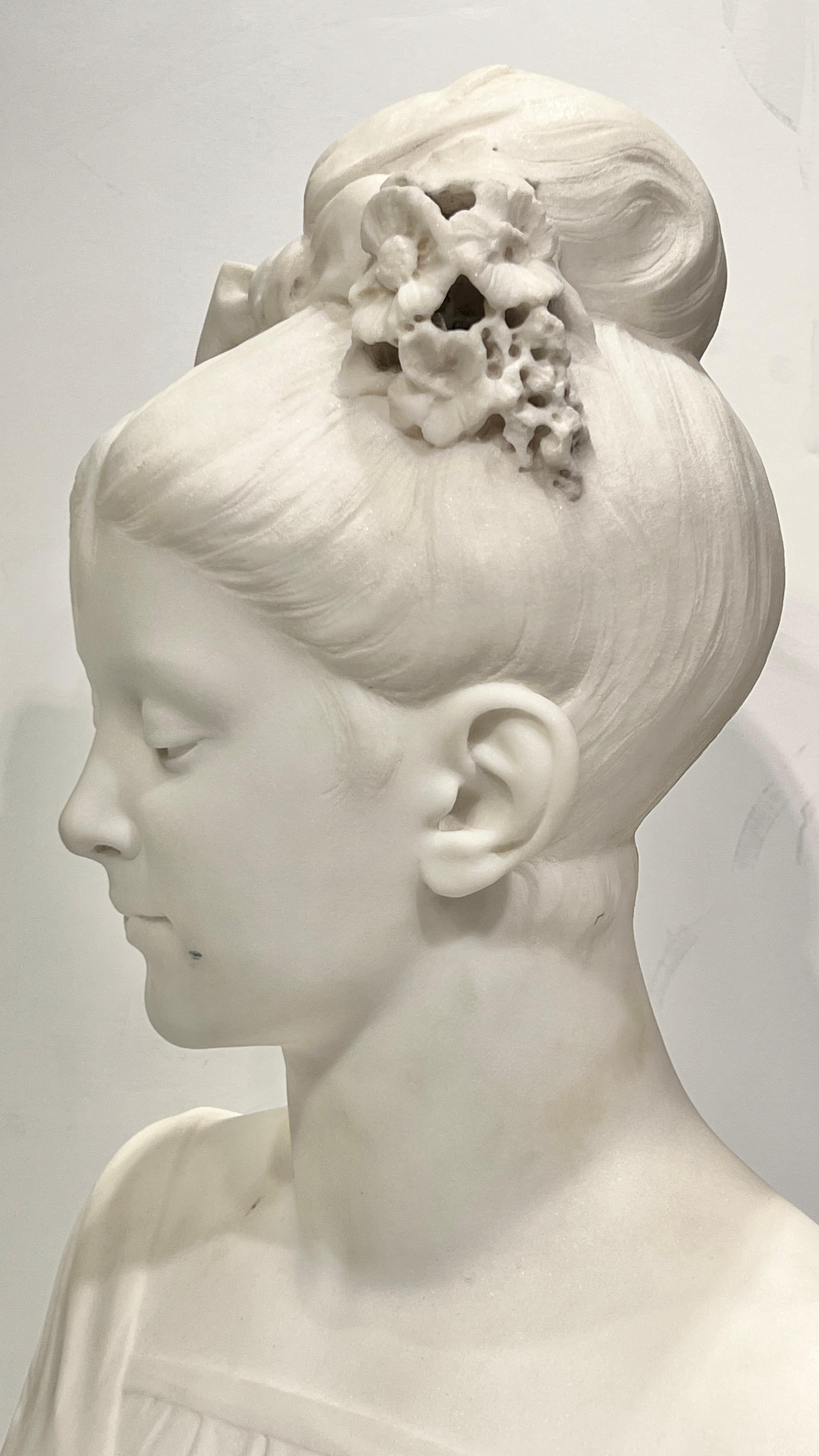Ancienne sculpture en buste de jeune femme en marbre blanc de l'école italienne en vente 1