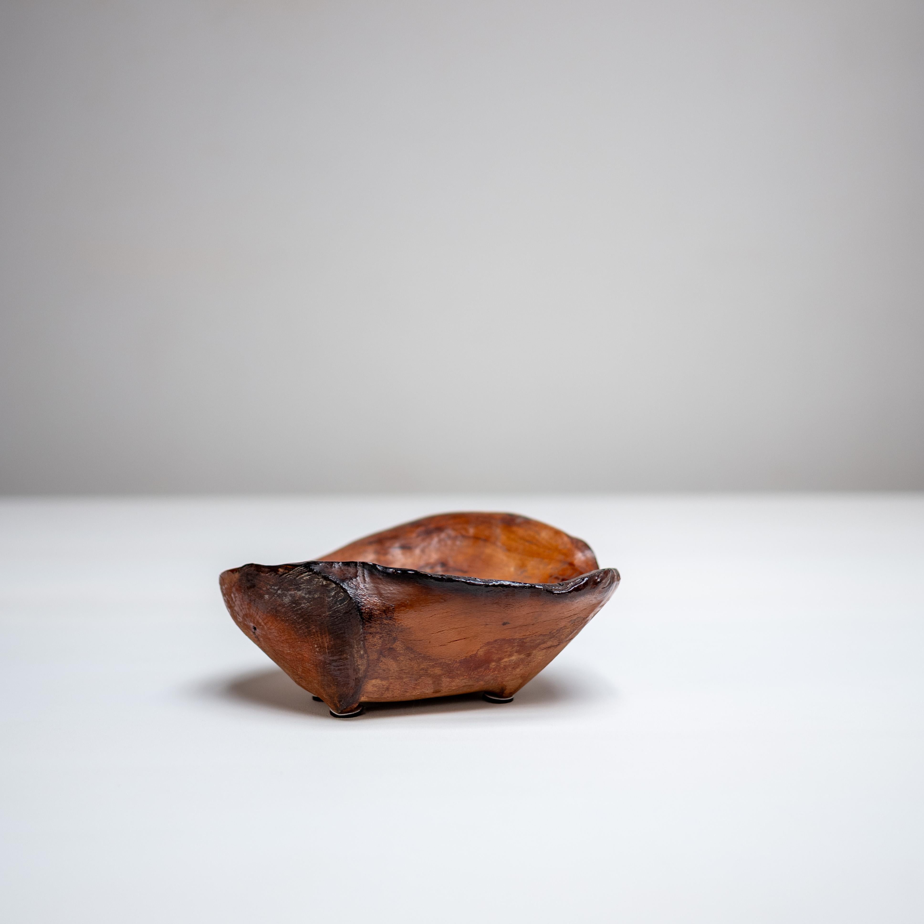 Una suggestiva ciotola in legno italiana del XIX secolo. Mostra una silhouette organica e asimmetrica che parla delle sue origini rustiche e utilitaristiche, pur possedendo un innegabile fascino scultoreo.

La superficie presenta una bellissima
