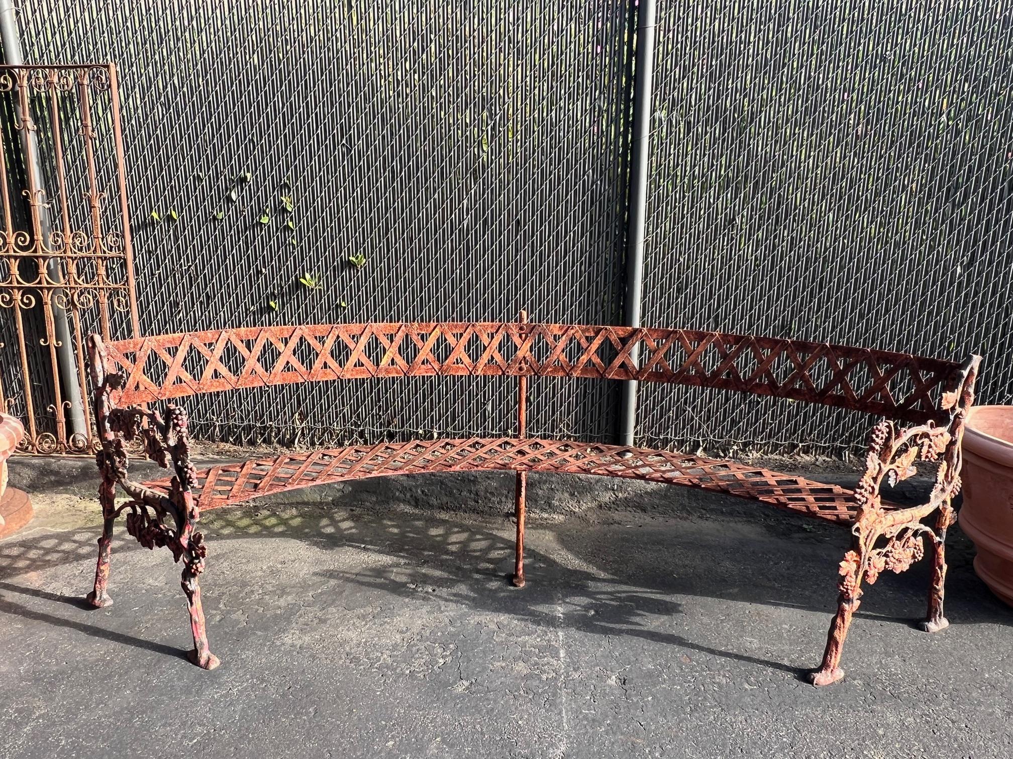 Antike italienische halbkreisförmige, lackierte Gartenbank aus Gusseisen mit Trauben (Art nouveau) im Angebot
