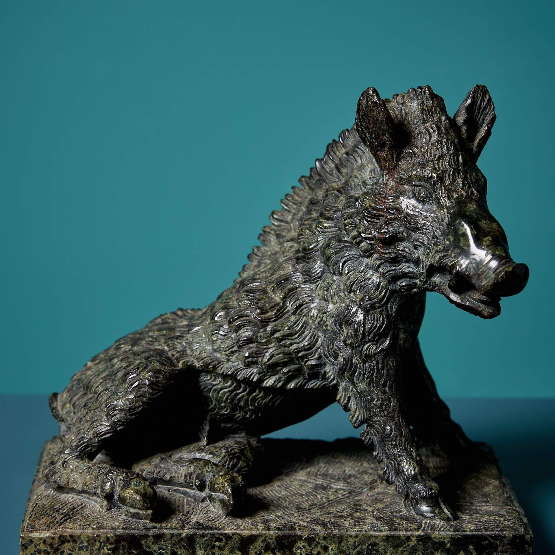 Escultura Serpentina Italiana Antigua según el Jabalí de los Uffizi Grand Tour en venta