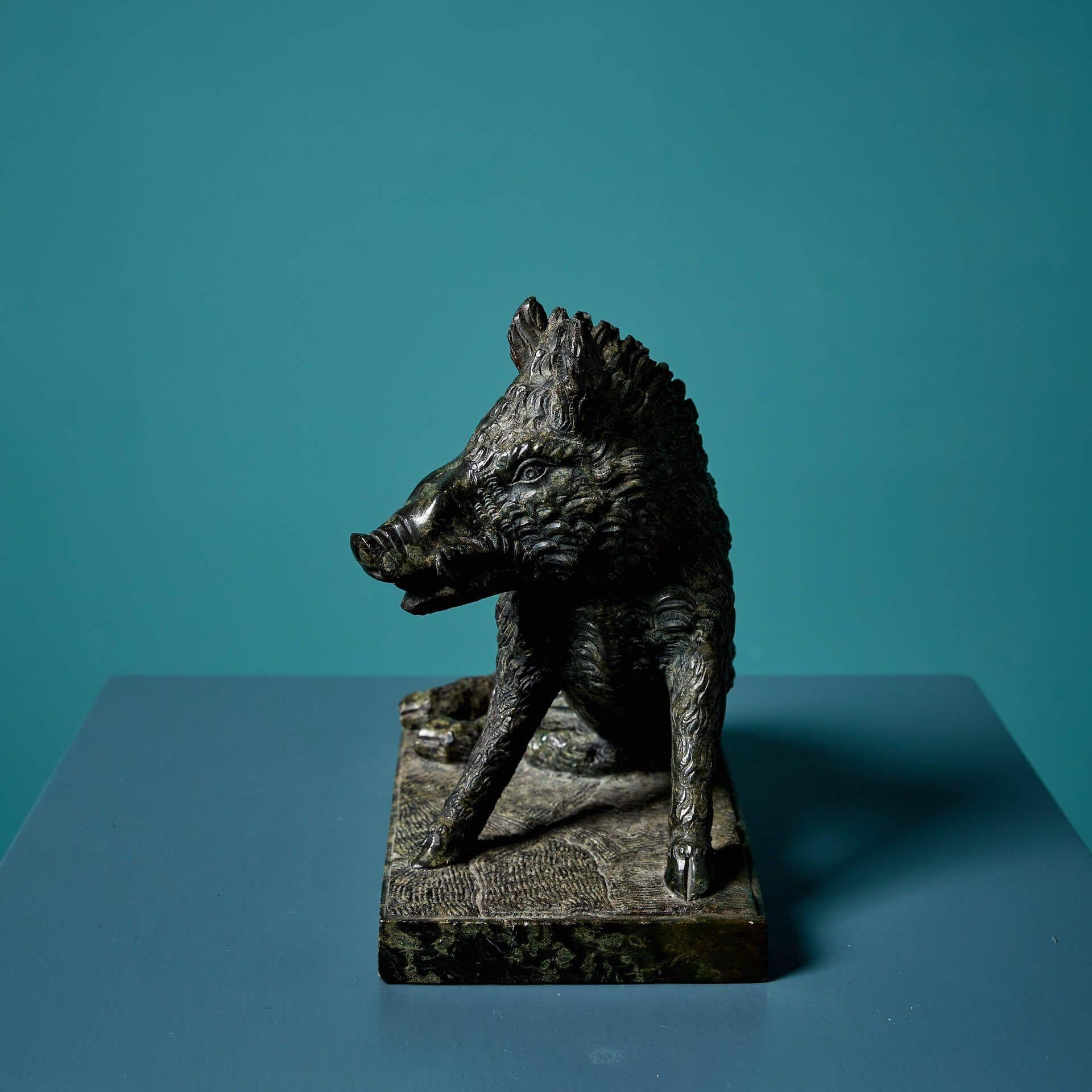 Escultura Serpentina Italiana Antigua según el Jabalí de los Uffizi Italiano en venta