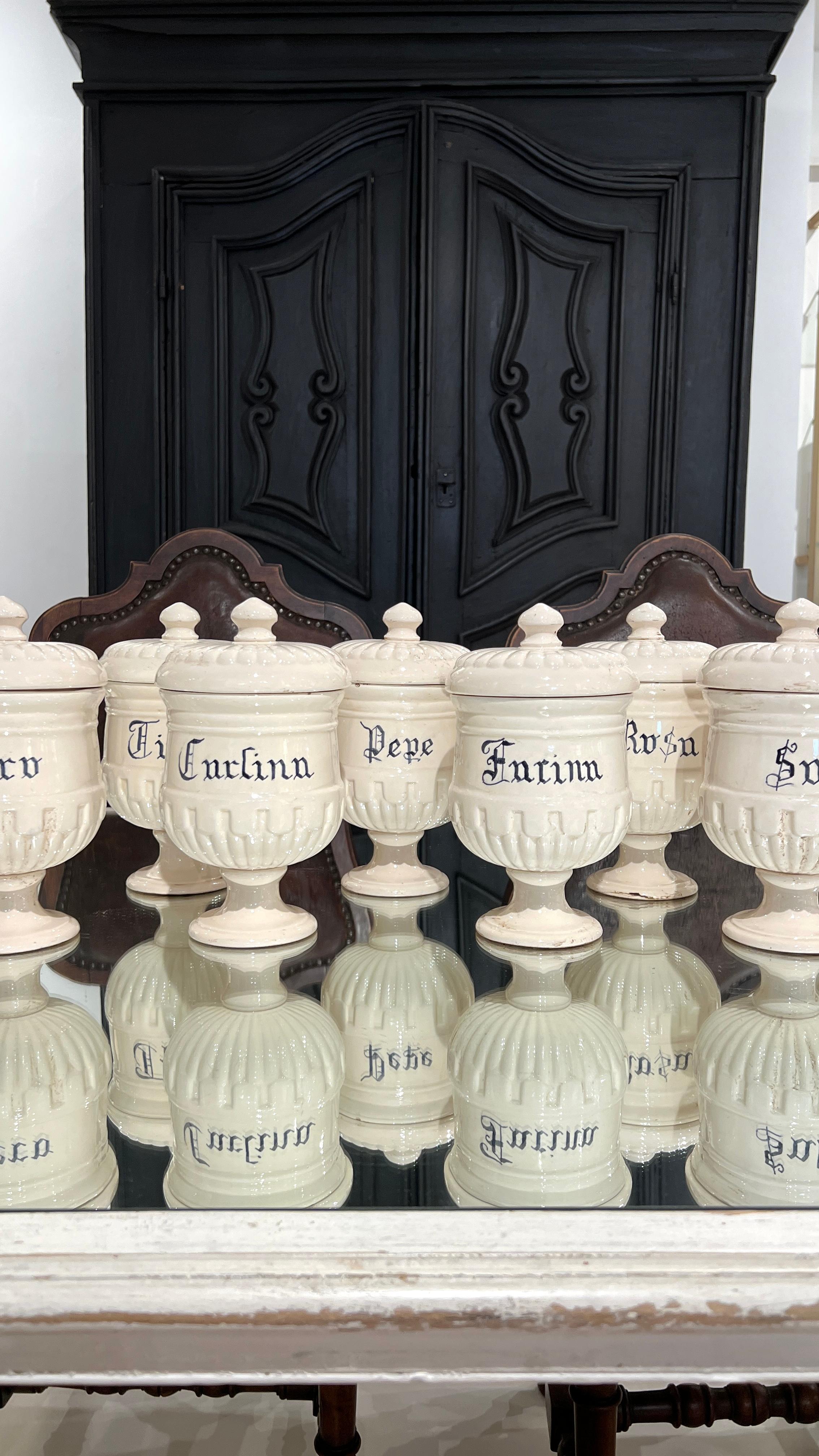 Ensemble italien ancien de 10 jarres avec couvercles en vente 11