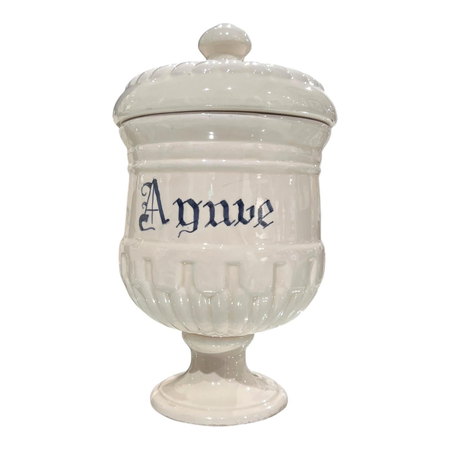 Cet ensemble vintage de pots d'apothicaire ou de cuisine italiens est peint à la main avec des inscriptions italiennes, offrant un mélange saisissant de charme et d'histoire du vieux monde - parfait pour les collectionneurs ou en tant qu'accents