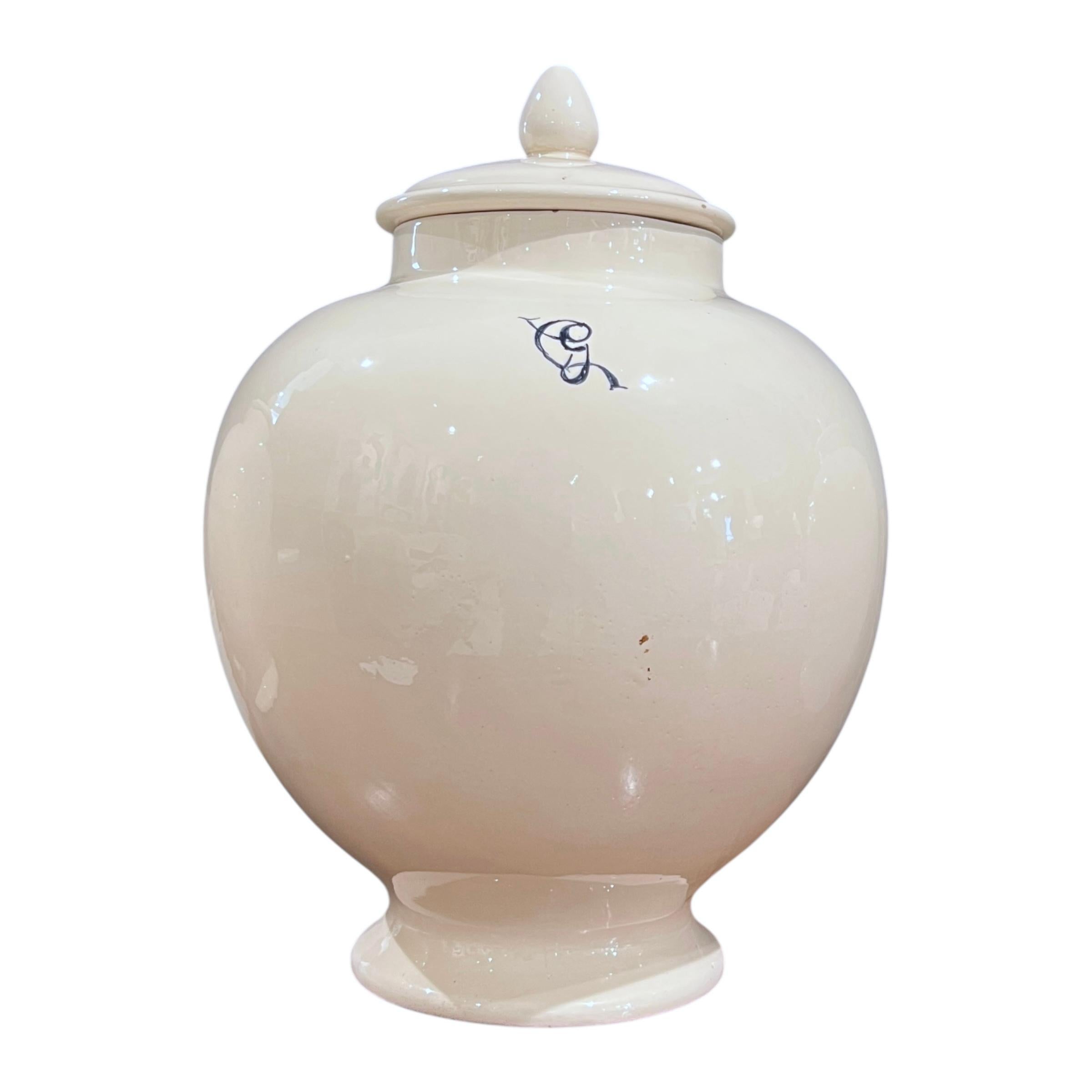 Ce lot de quatre bocaux anciens avec couvercles présente des finitions joliment vieillies, un curieux monogramme et des silhouettes classiques ; idéal pour ajouter du caractère et un charme fonctionnel à la cuisine, à la salle de bain ou aux