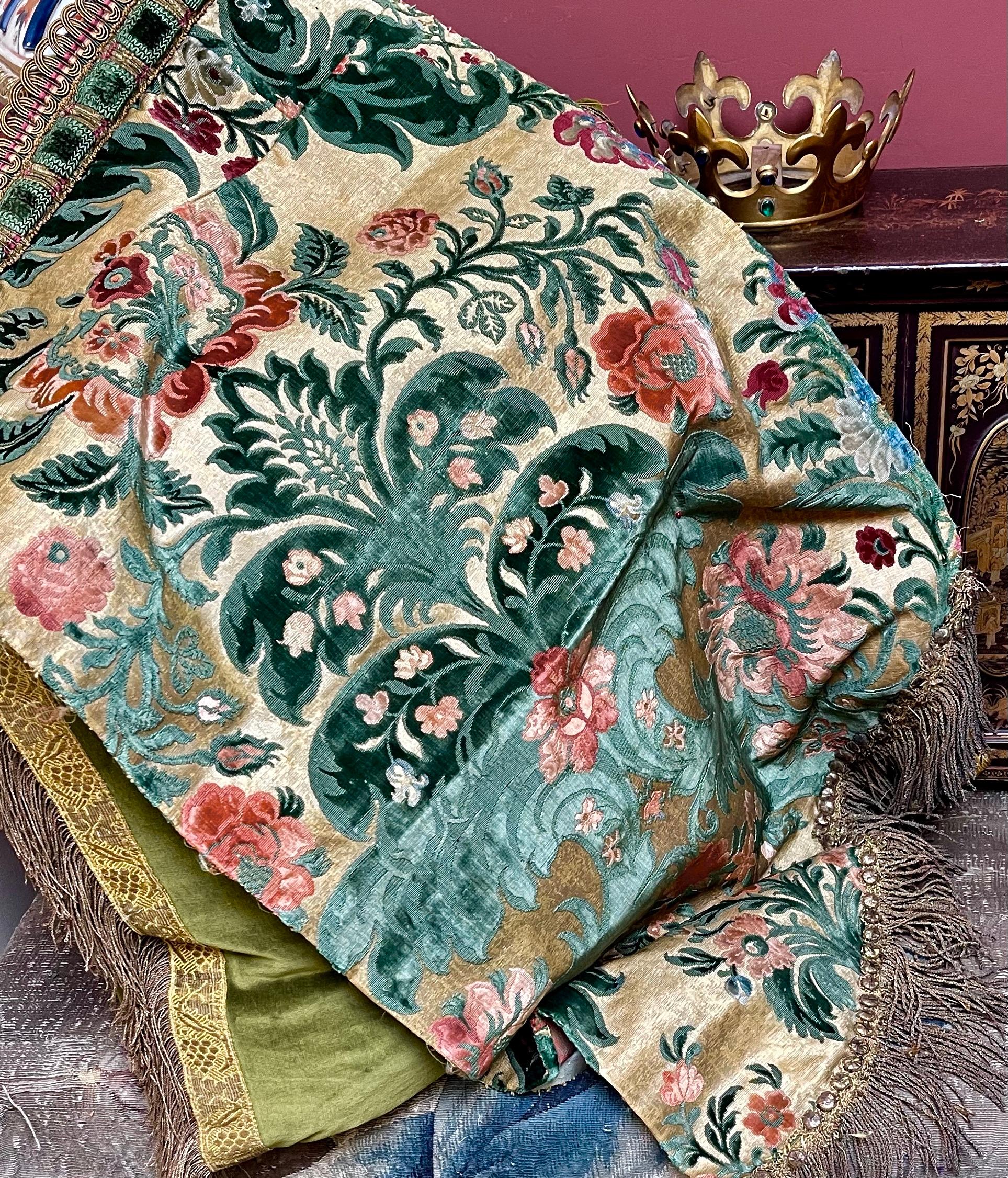Squisito pannello antico italiano in velluto di seta Cisele
CIRCA 1800 Genova

Velluto di seta Jardiniere svuotato per rivelare un opulento fondo di seta dorata Tagliato per raffigurare splendide ghirlande floreali nei toni del rosa pastello, dello