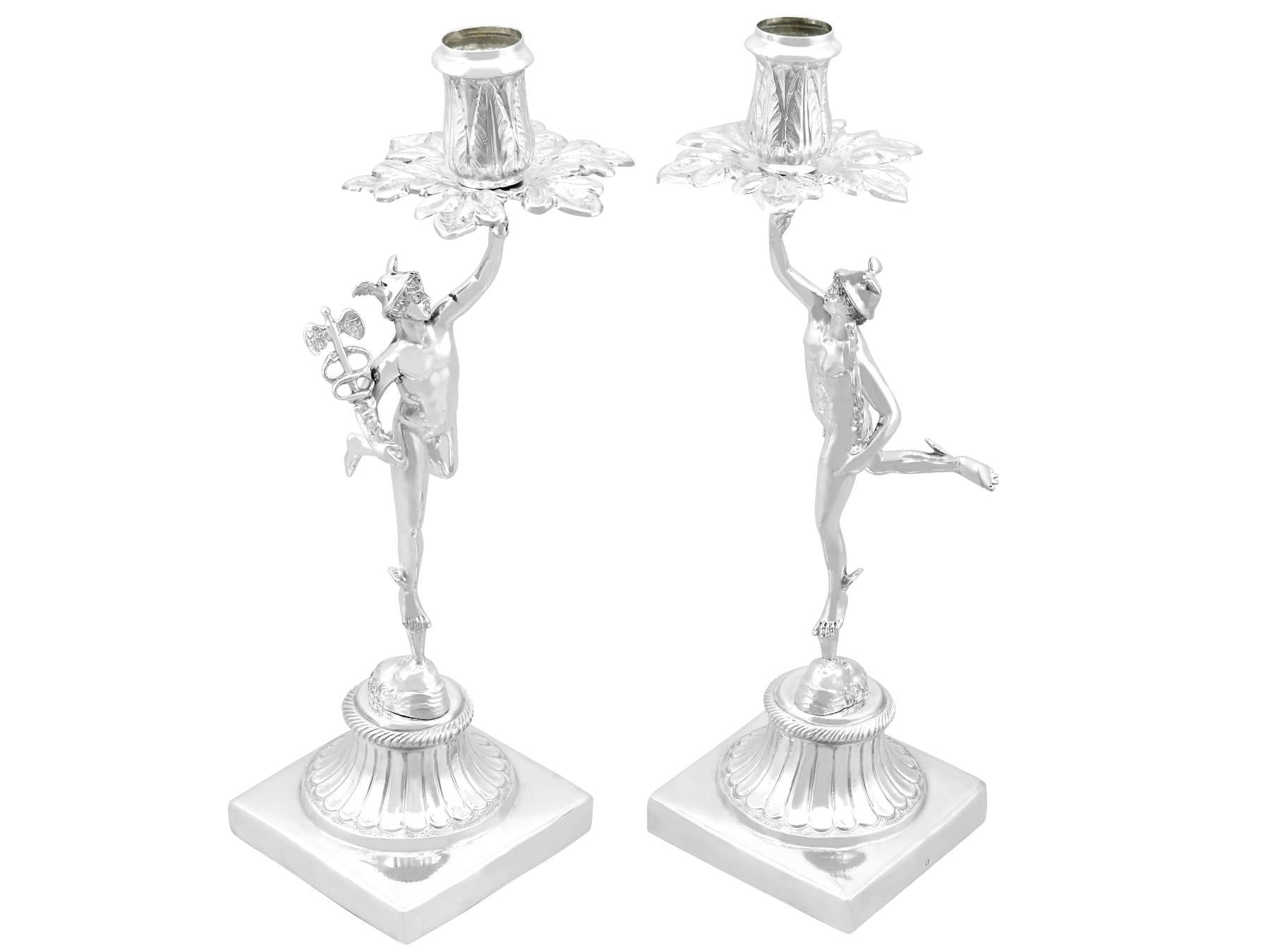 Una bella e imponente coppia di antichi candelieri d'argento italiani; un'aggiunta alla nostra collezione di argenteria continentale.

Questi eccezionali portacandele in argento antico italiano hanno una forma quadrata.

Il capitello cilindrico di