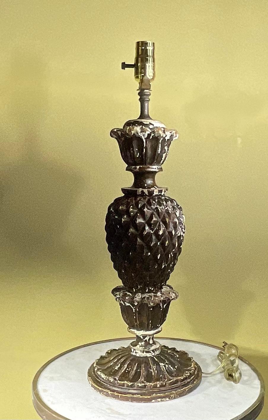 Bois Ancienne lampe de table italienne sculptée à la main  en vente