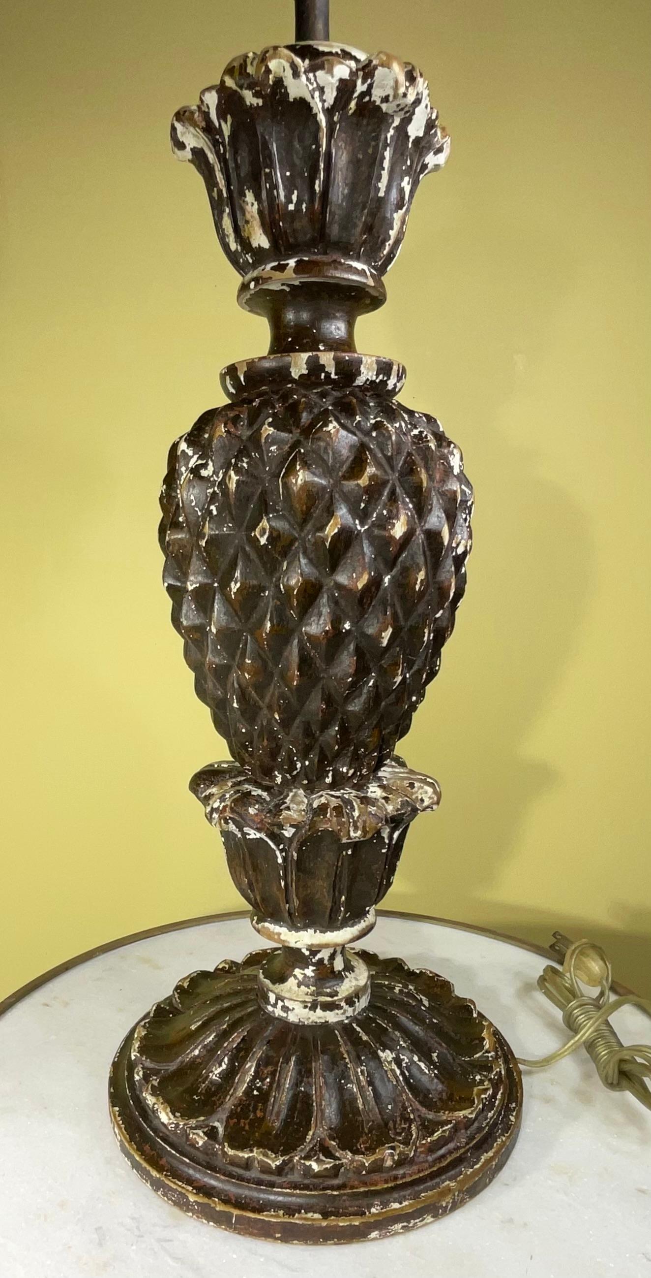 Ancienne lampe de table italienne sculptée à la main  en vente 1