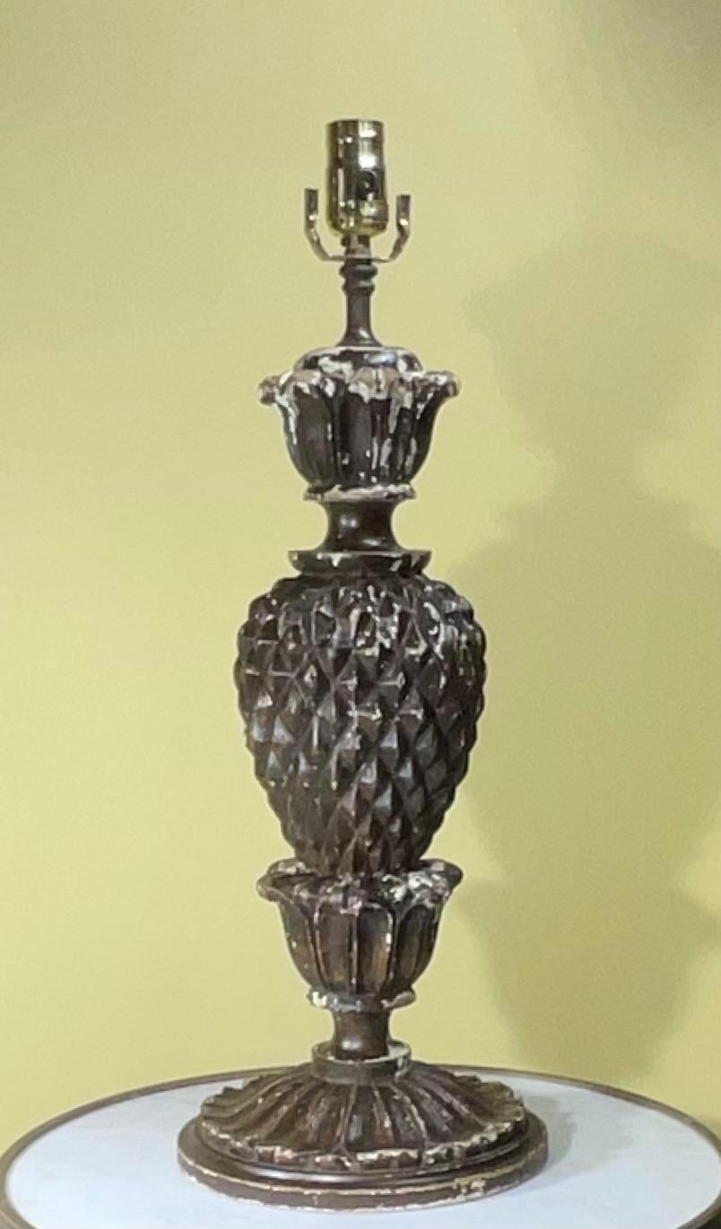 Ancienne lampe de table italienne sculptée à la main  en vente 3