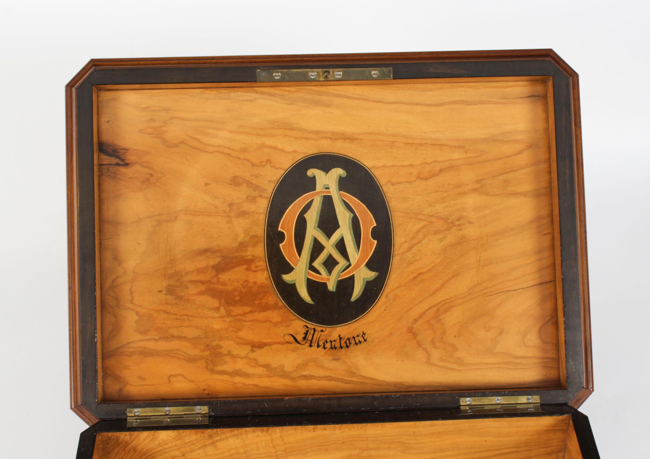 Coffret italien ancien en bois d'olivier de Sorrento du 19ème siècle en vente 10