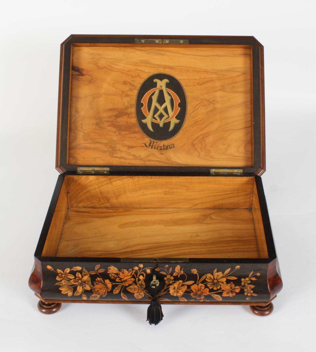 Superbe coffret italien ancien en bois d'olivier et marqueterie de Sorrento Ware Circa 1840.

Le cercueil rectangulaire est orné d'une fabuleuse marqueterie. Il présente une marqueterie florale qui comporte un panneau central représentant un couple