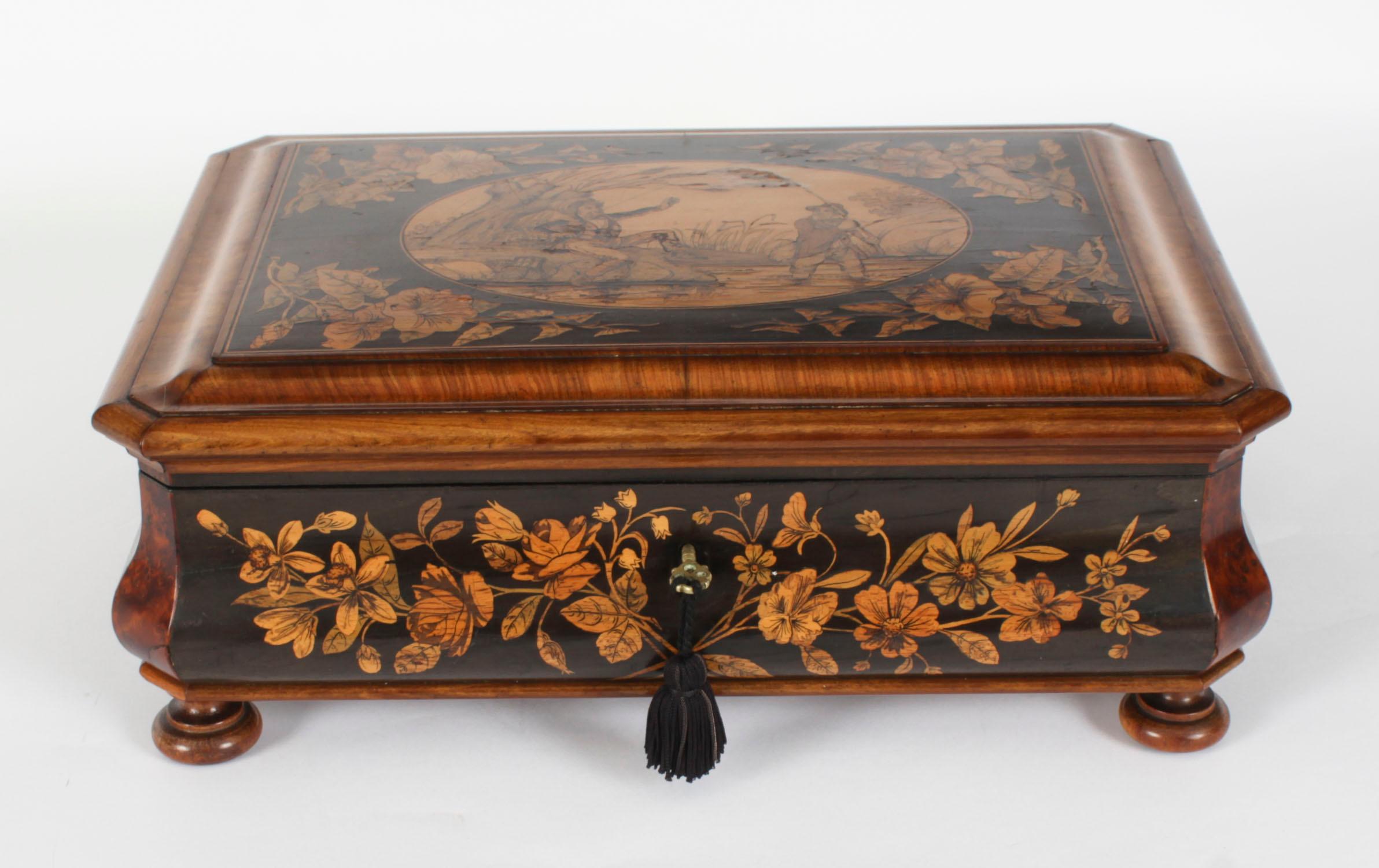Coffret italien ancien en bois d'olivier de Sorrento du 19ème siècle en vente 2