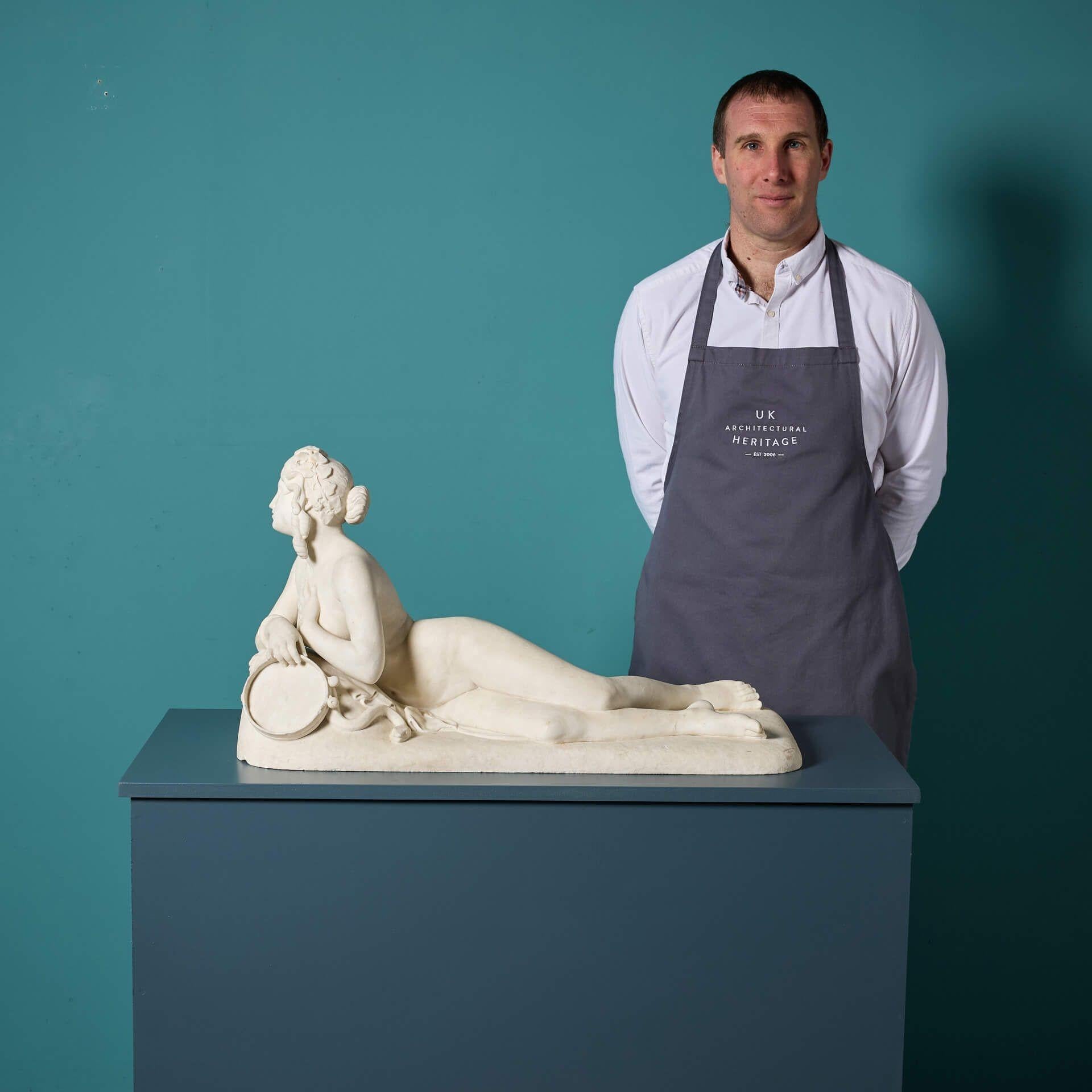 Un'antica scultura italiana in marmo bianco statuario di Dirce di Lorenzo Bartolini (1777-1850).

Questo bellissimo marmo è scolpito sulla base di una delle sculture di maggior successo di Lorenzo Bartolini, la Dirce o Baccante (1834 circa); una