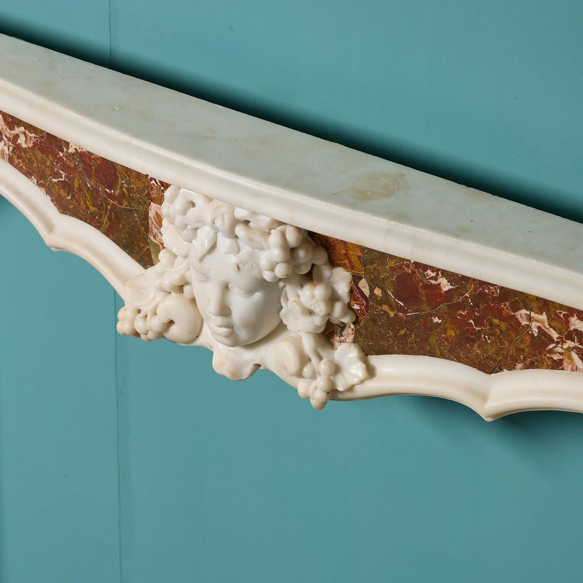 Rodete de chimenea italiano antiguo de mármol de jaspe rojo y estatuaria C.1760 siglo XVIII en venta
