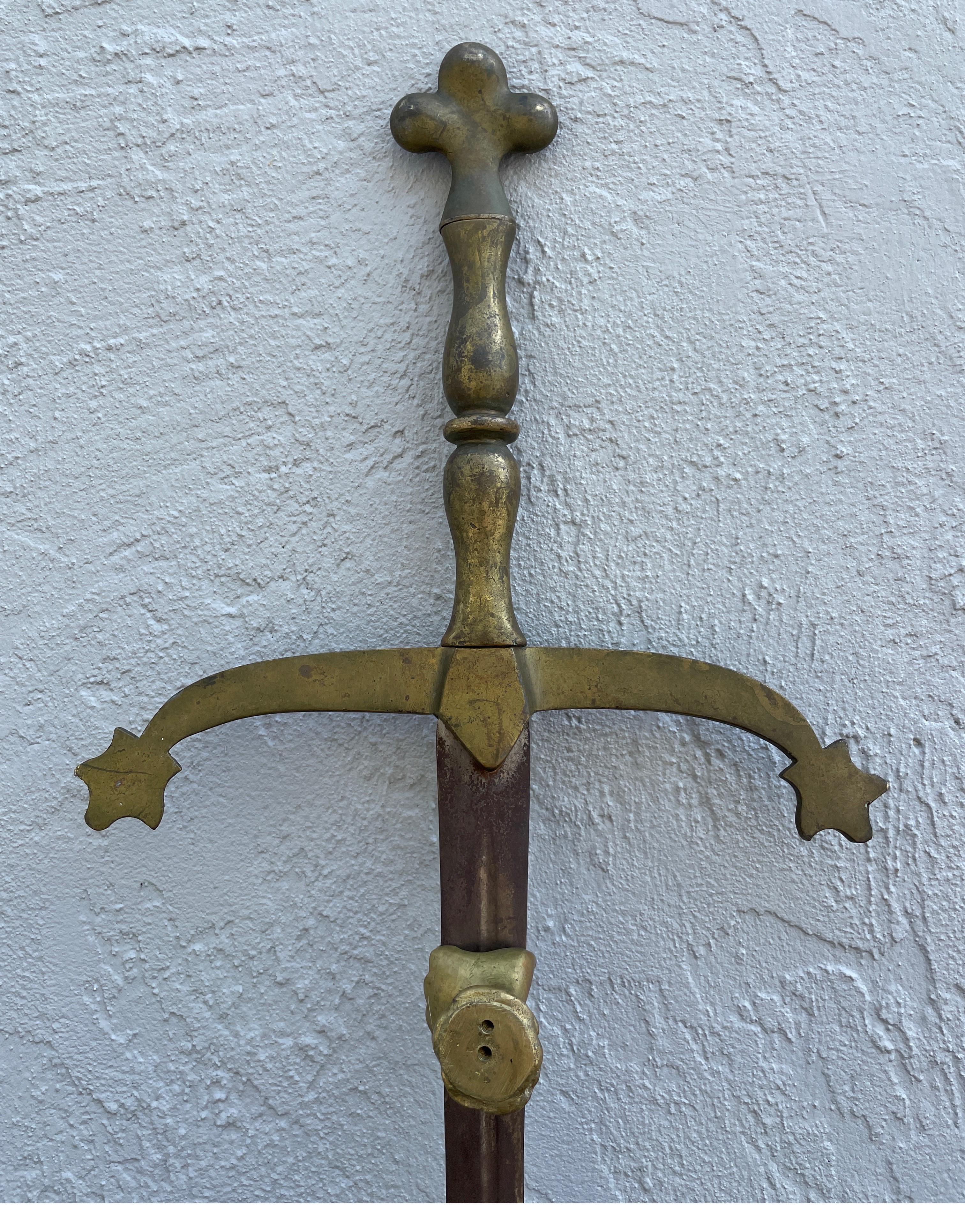 Ancienne poignée de porte italienne en acier et laiton en forme d'épée en vente 6