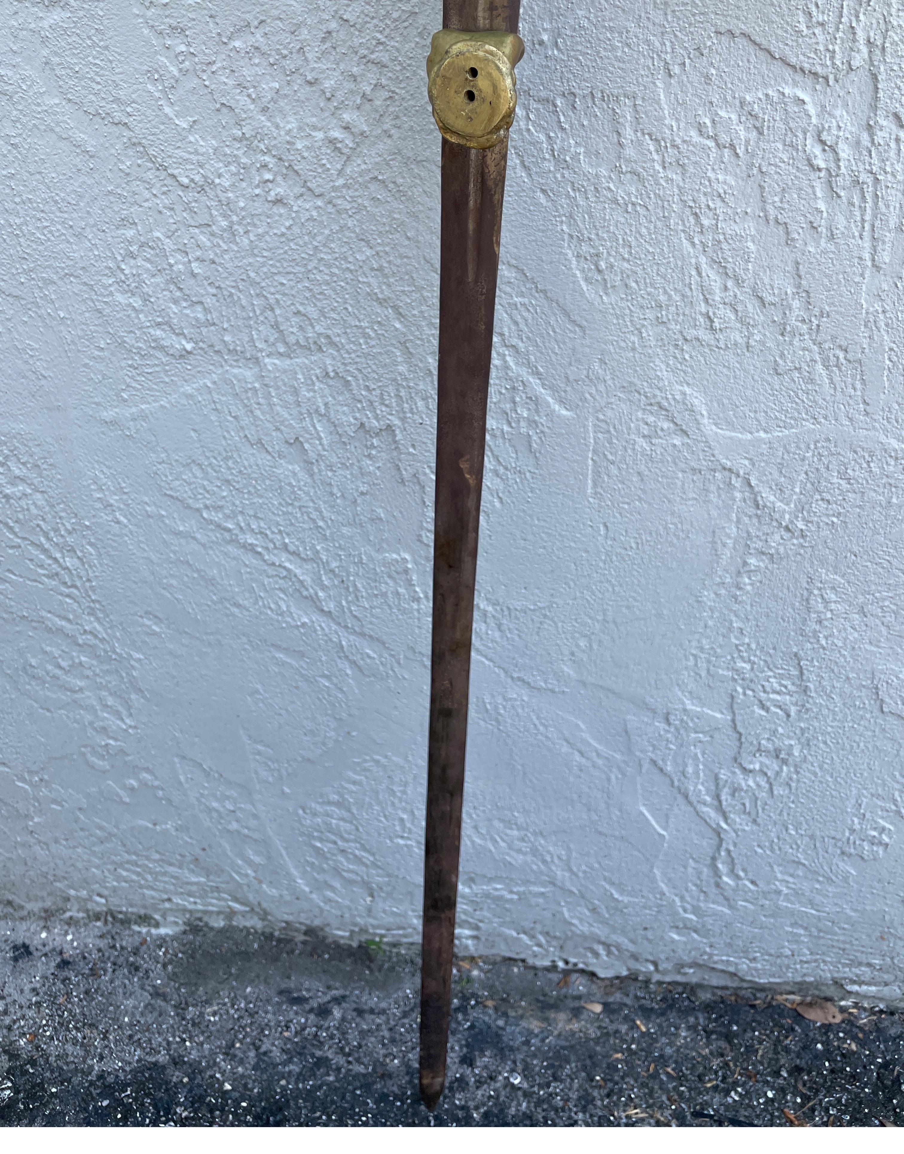 Ancienne poignée de porte italienne en acier et laiton en forme d'épée en vente 9