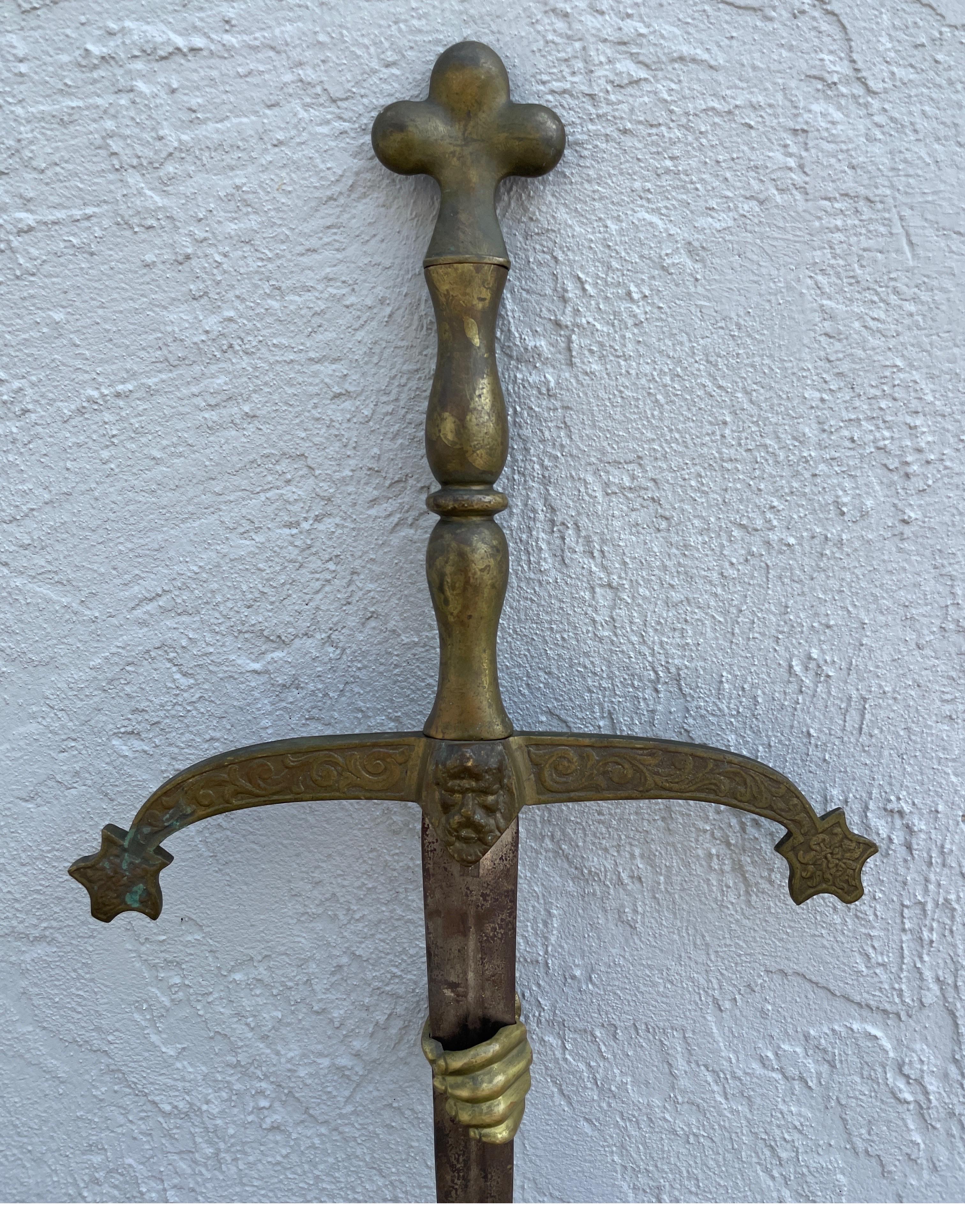 Rare poignée de porte italienne en acier et laiton du 19e siècle. Main en laiton saisissant la lame sous la poignée. Une pièce architecturale unique.