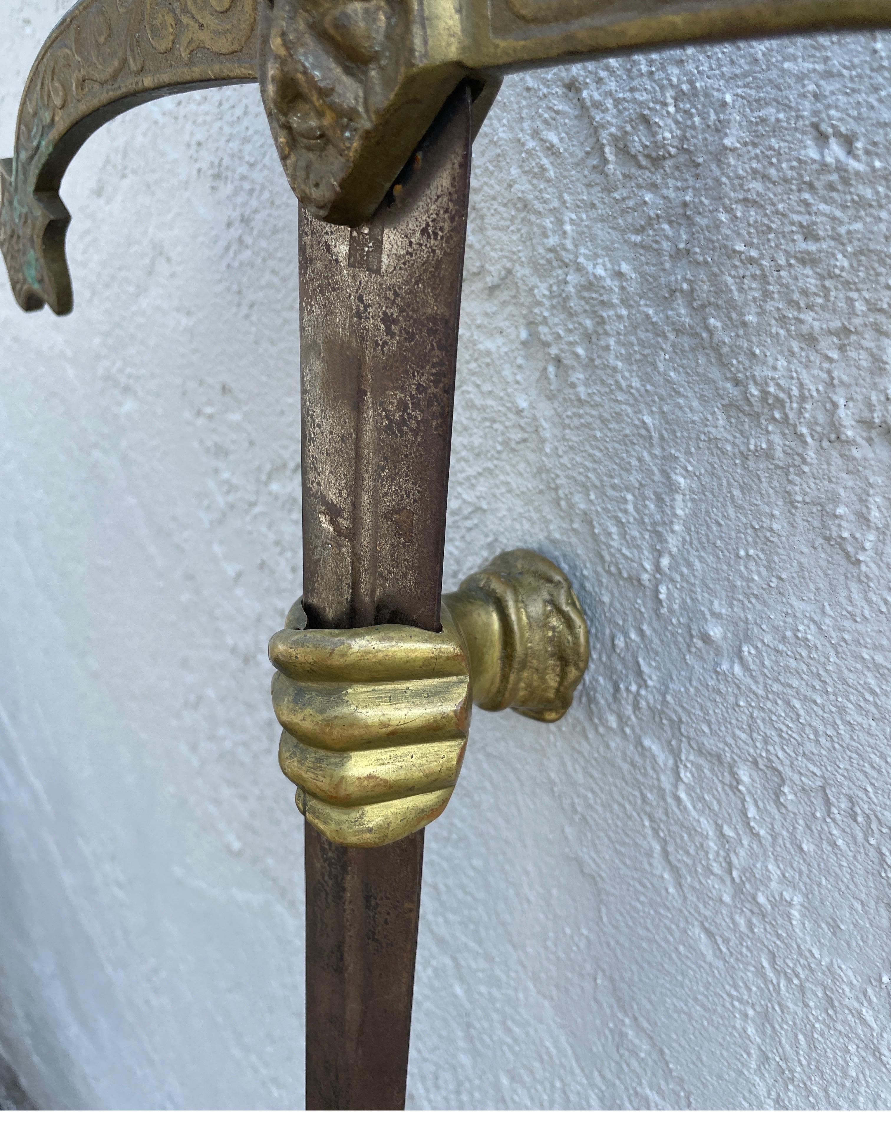 Ancienne poignée de porte italienne en acier et laiton en forme d'épée Bon état - En vente à West Palm Beach, FL