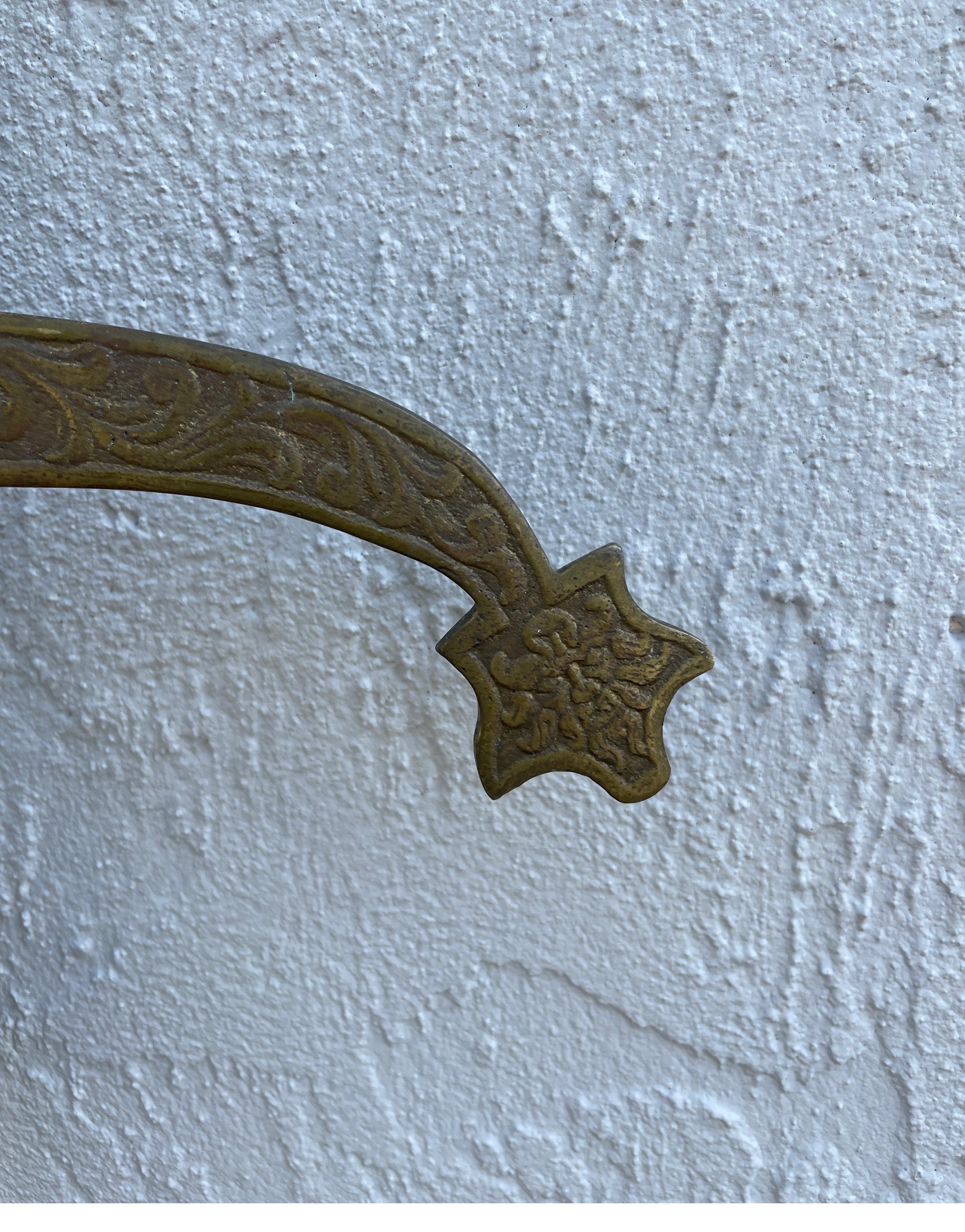 XIXe siècle Ancienne poignée de porte italienne en acier et laiton en forme d'épée en vente