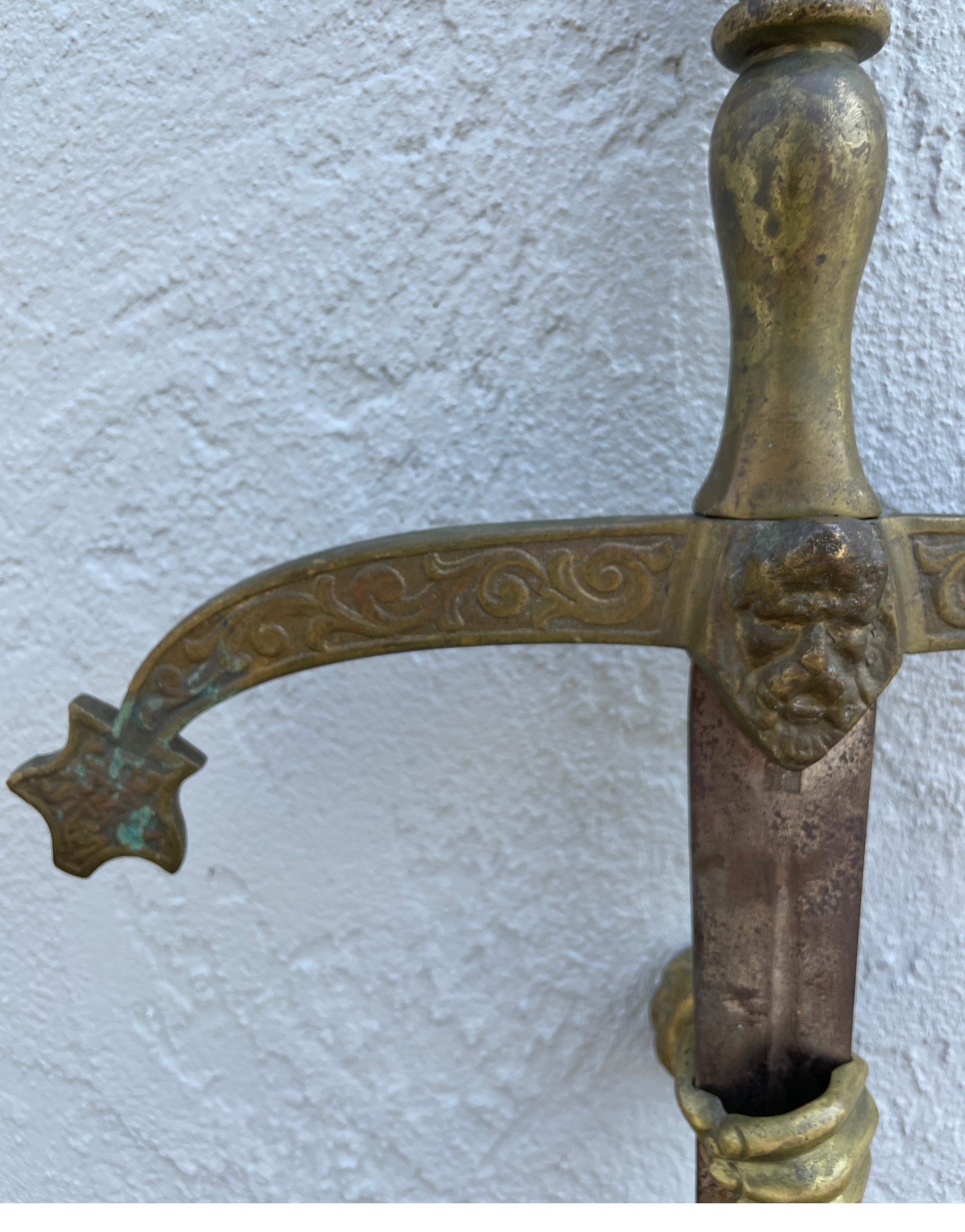 Laiton Ancienne poignée de porte italienne en acier et laiton en forme d'épée en vente