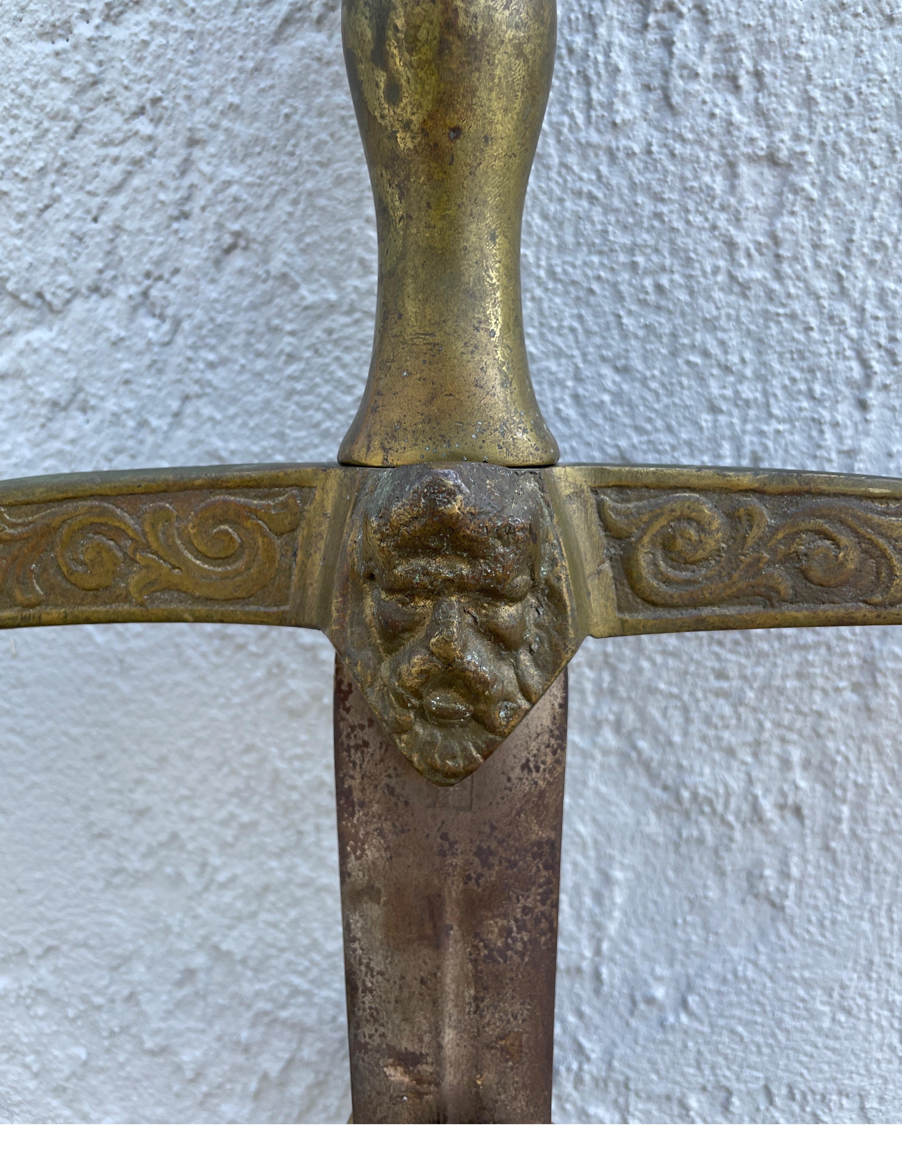 Ancienne poignée de porte italienne en acier et laiton en forme d'épée en vente 1
