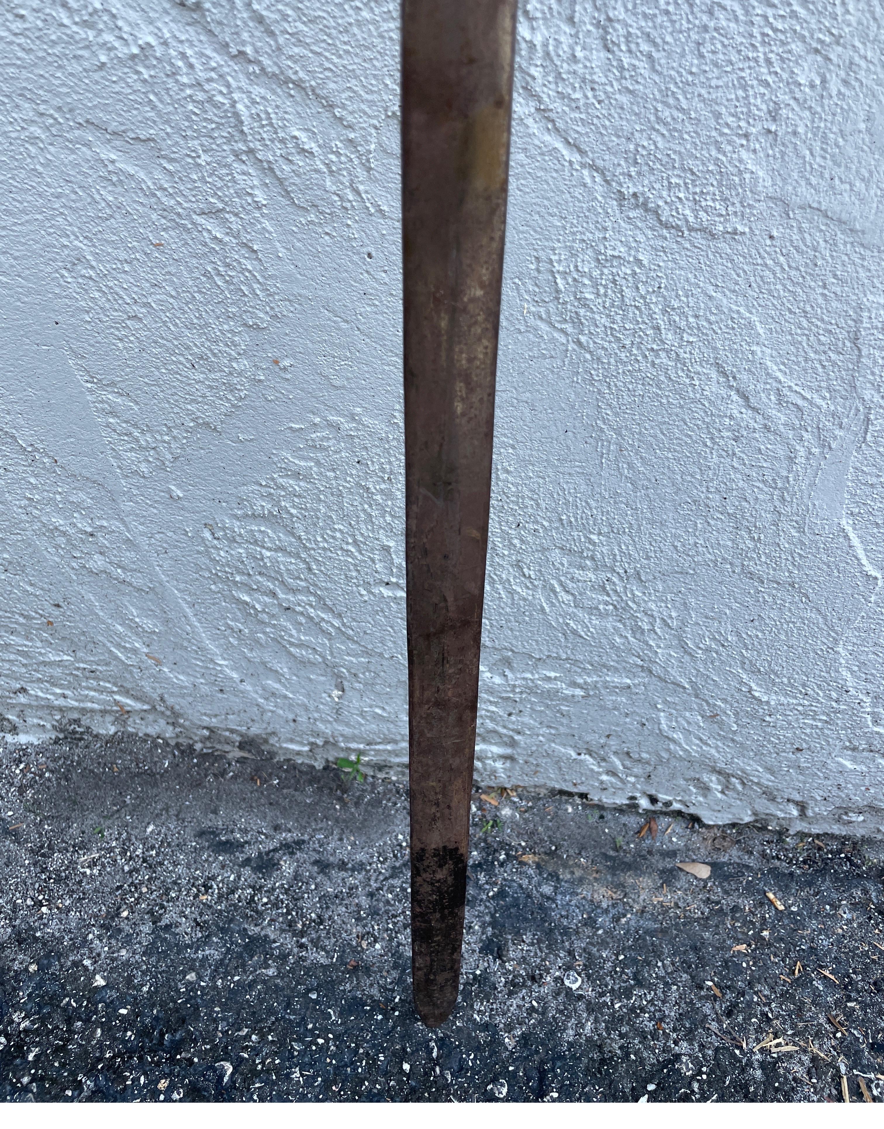 Ancienne poignée de porte italienne en acier et laiton en forme d'épée en vente 4