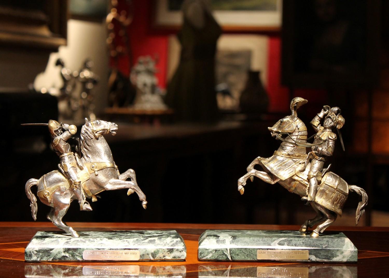 These Italian casting silver 800 and vermeil striking equestrian figural statuettes have a definite classical appeal, thanks to the exquisite depiction of rampant horses supporting fighting knights dressed in full medieval military gear, including
