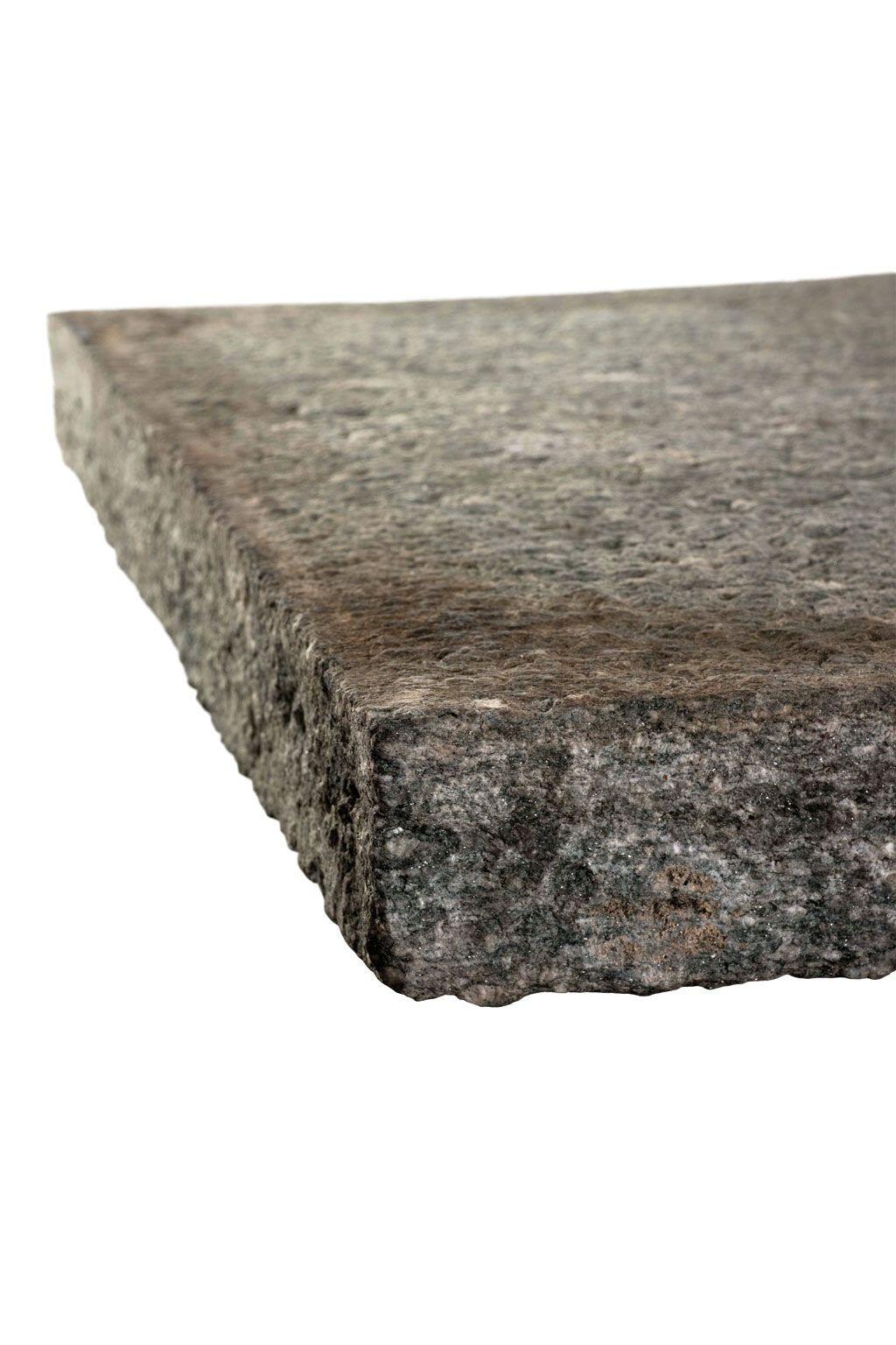 Mesa de piedra italiana antigua. Parte superior rectangular tallada a mano en piedra maciza de color gris. Levantada sobre una sencilla base de piedra de dos piezas.