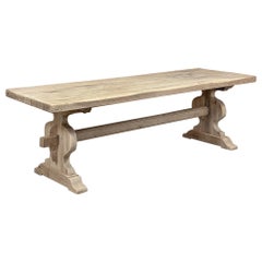 Ancienne table à tréteaux en chêne rayée de style italien campagnard français