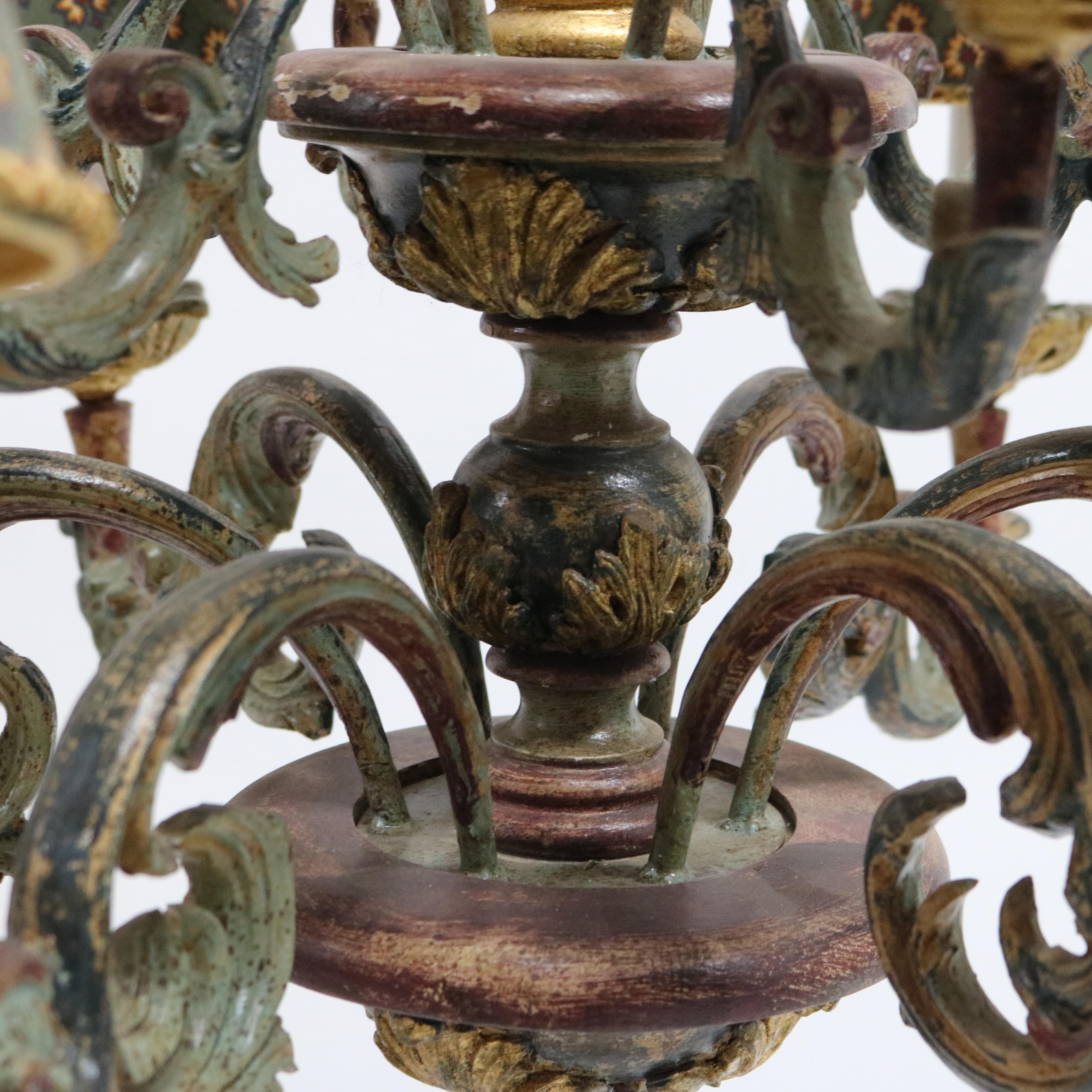 Lustre à 12 éclairages de style italien ancien en bois polychromé et abat-jour en tissu C1930 en vente 3