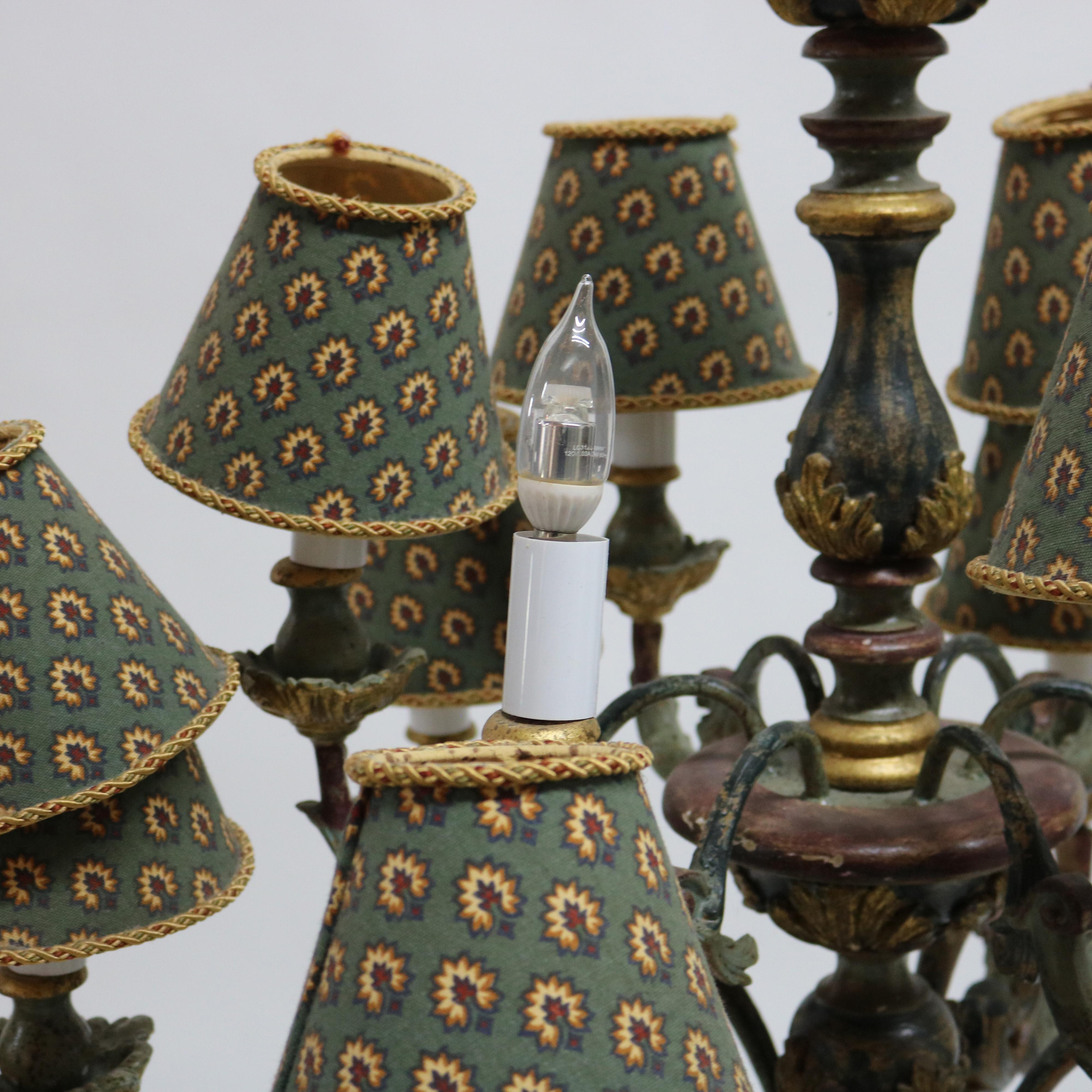 Lustre à 12 éclairages de style italien ancien en bois polychromé et abat-jour en tissu C1930 en vente 4