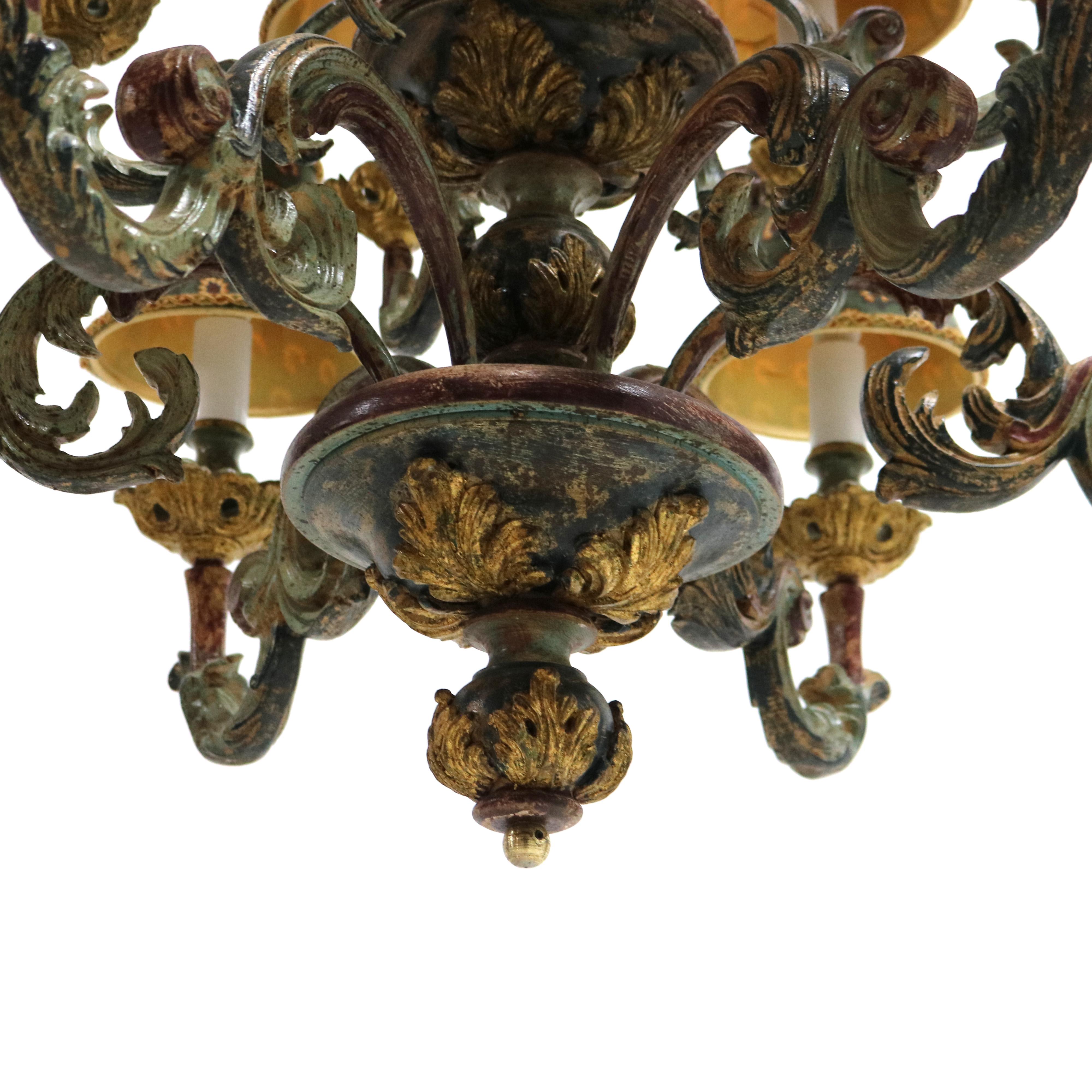 Lustre à 12 éclairages de style italien ancien en bois polychromé et abat-jour en tissu C1930 en vente 6