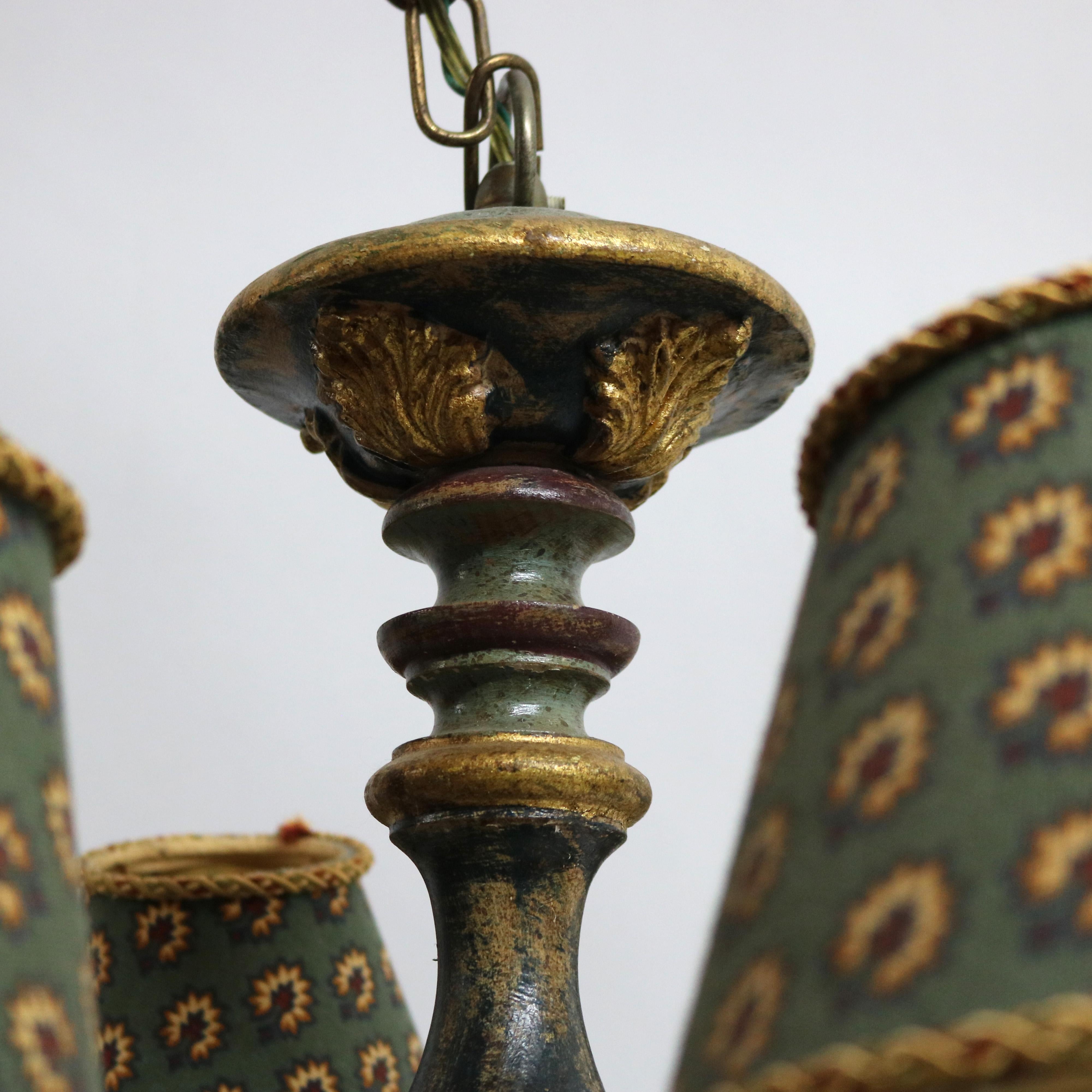 Lustre à 12 éclairages de style italien ancien en bois polychromé et abat-jour en tissu C1930 Bon état - En vente à Big Flats, NY