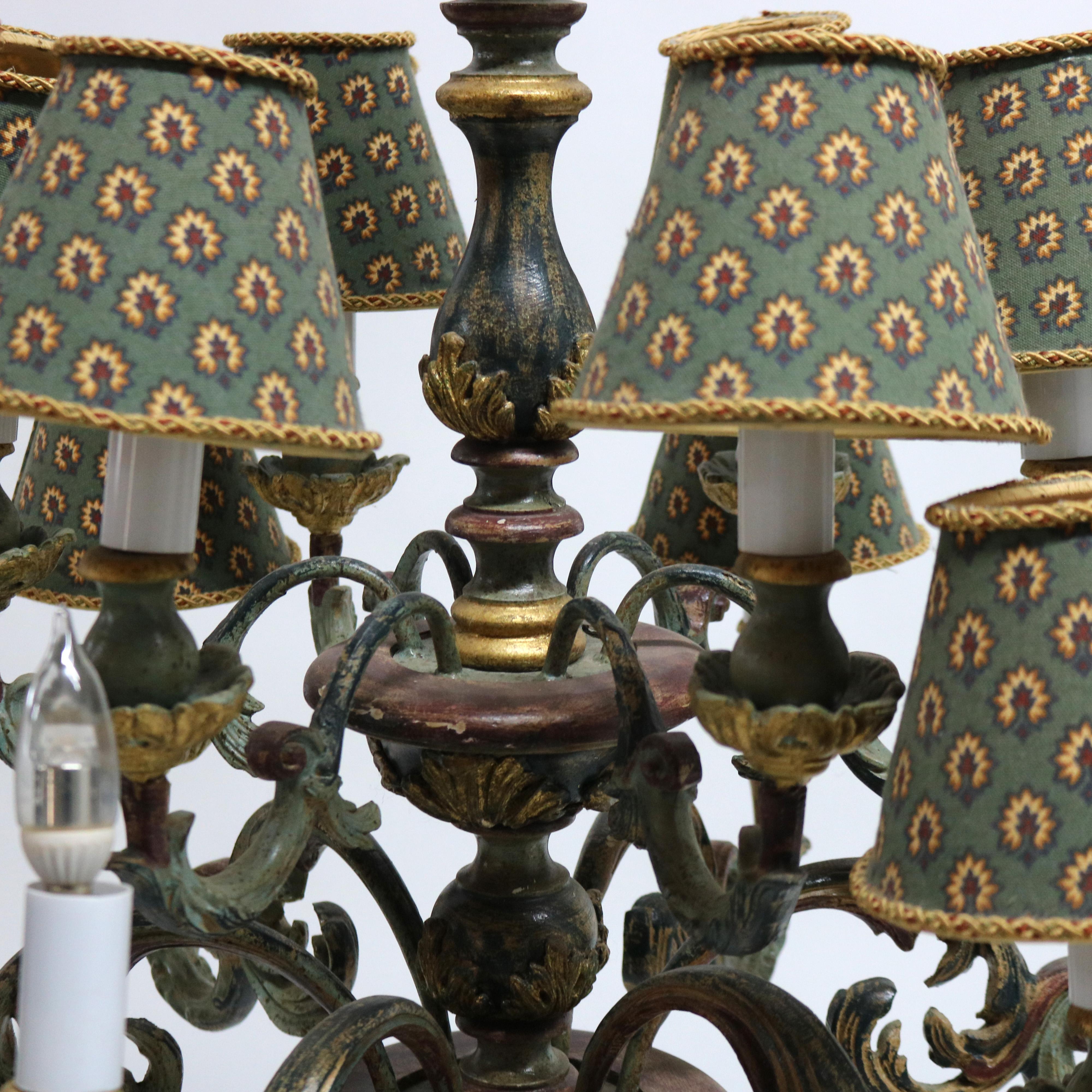 20ième siècle Lustre à 12 éclairages de style italien ancien en bois polychromé et abat-jour en tissu C1930 en vente