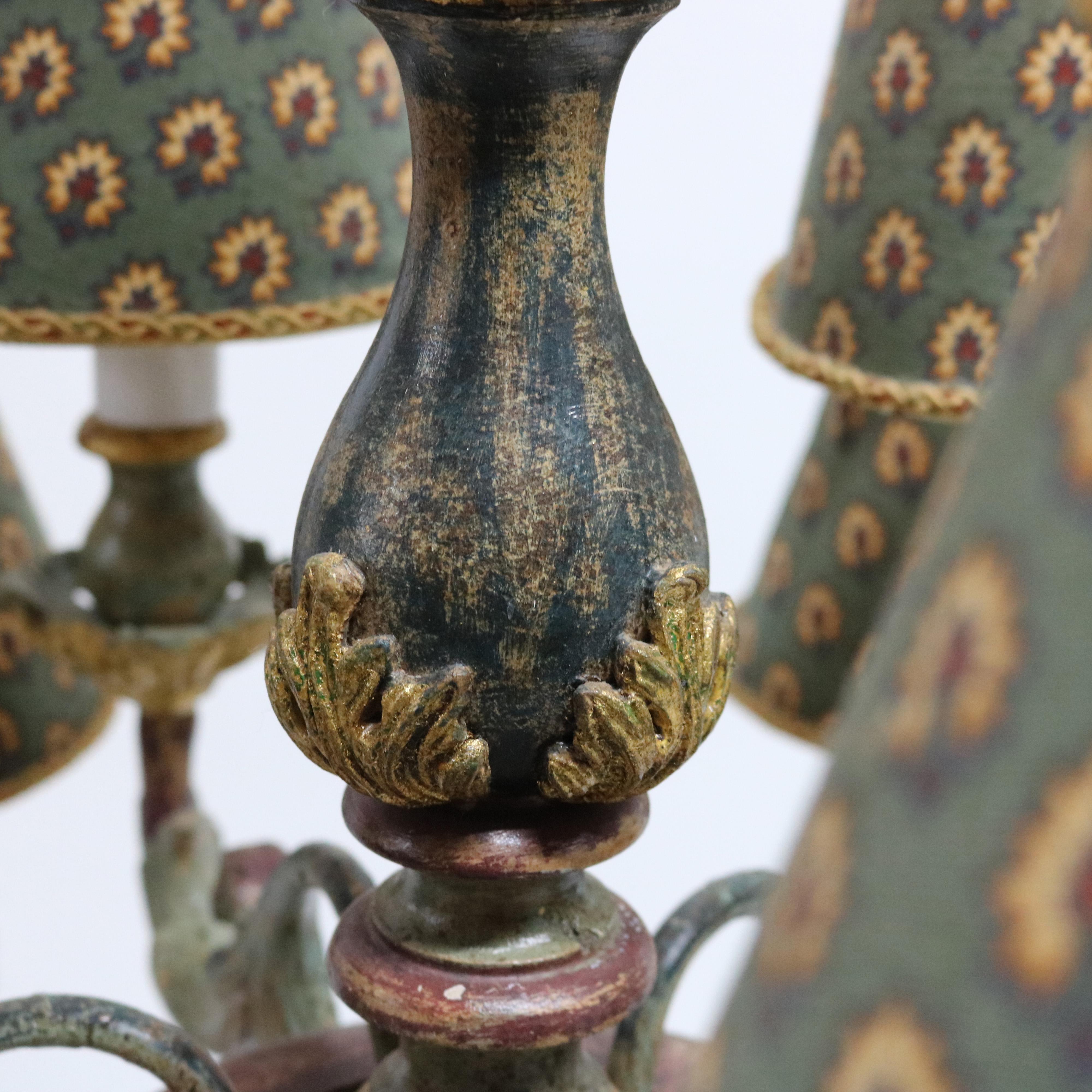 Bois Lustre à 12 éclairages de style italien ancien en bois polychromé et abat-jour en tissu C1930 en vente