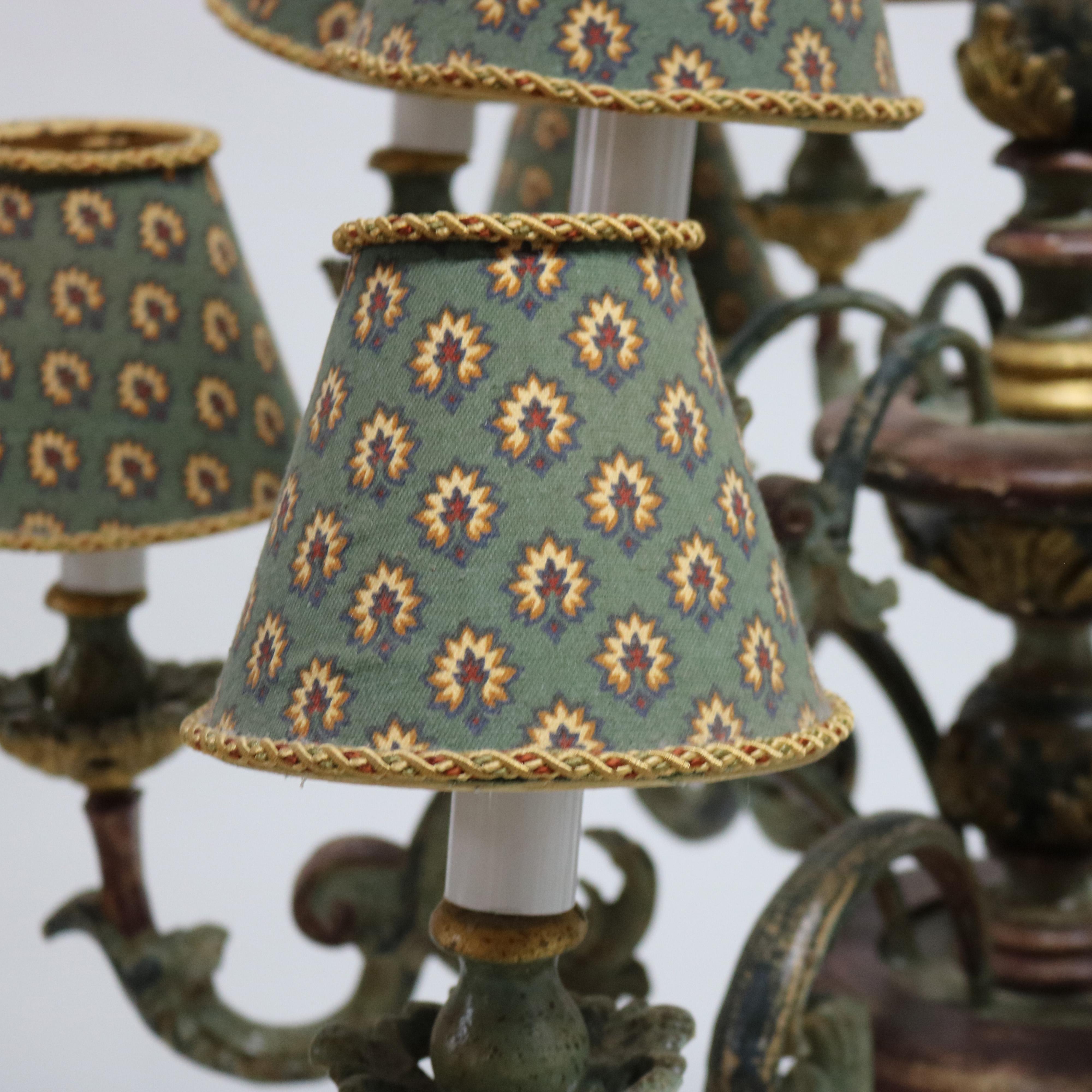 Lustre à 12 éclairages de style italien ancien en bois polychromé et abat-jour en tissu C1930 en vente 1