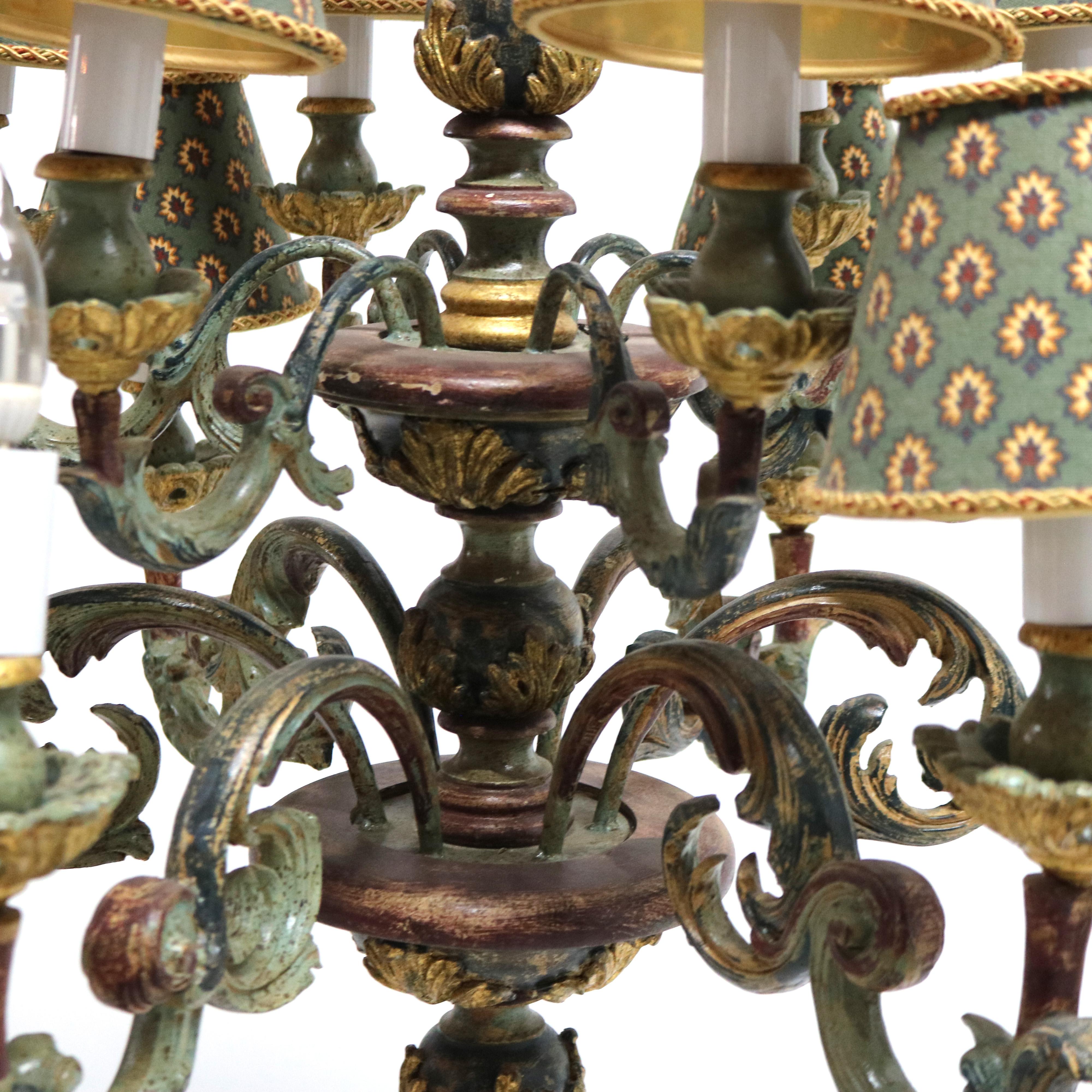 Lustre à 12 éclairages de style italien ancien en bois polychromé et abat-jour en tissu C1930 en vente 2