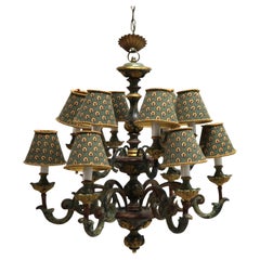 Antico lampadario a 12 luci in legno policromato in stile italiano e paralume in stoffa C1930