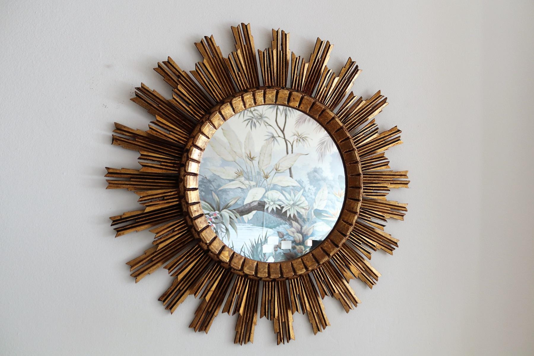 Beautiful midcentury Italian gilt-wood mirror with two layers of wooden sunbeams and big mirror glass (diameter of the only mirrored glass 14.2