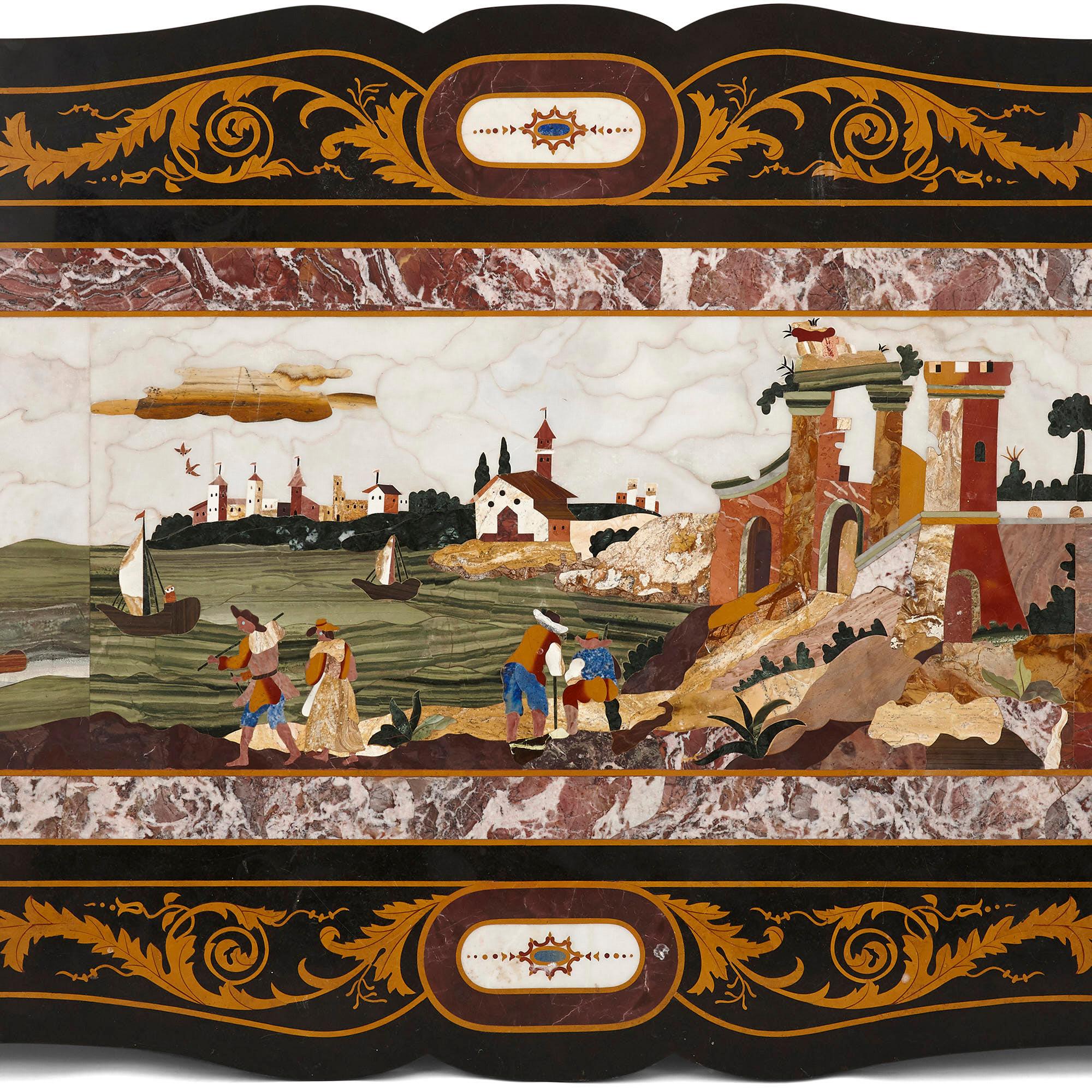 Diese Marmortischplatte weist eine zentral platzierte Bildtafel in Pietra Dura auf. Die Tafel ist von einem Rahmen aus eingelegtem violett geädertem Marmor umgeben, der von einer orangefarbenen Marmorbordüre eingefasst ist. Die Platte mit dem Rahmen