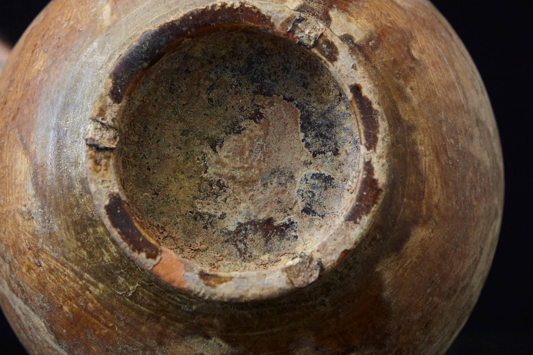 Vase italien ancien en terre cuite:: en forme de bouteille et à glaçure brune 3