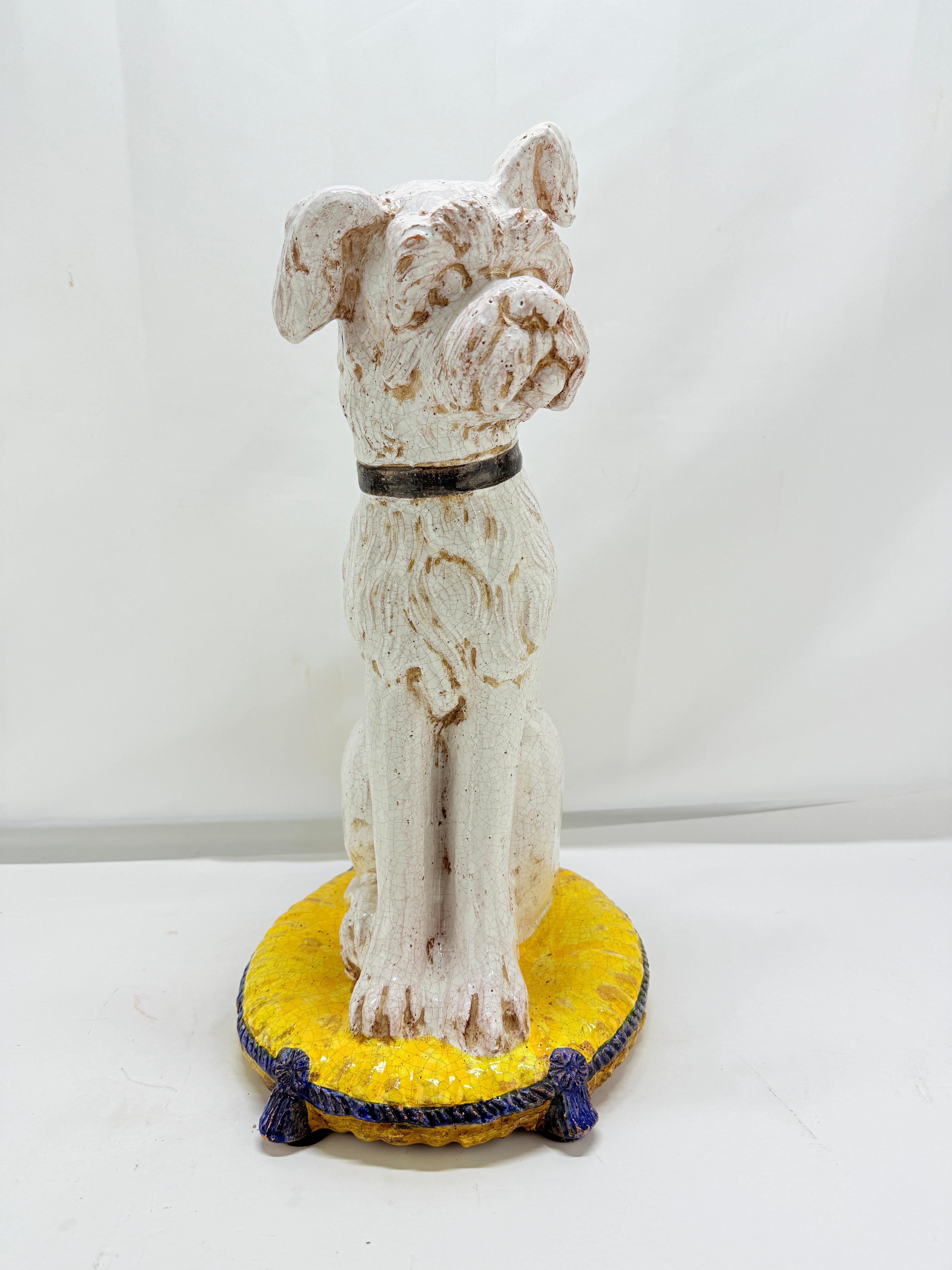 Una scultura figurata in terracotta italiana di un grifone di Bruxelles seduto, di probabile datazione tardo ottocentesca o inizio novecento, che si distingue per il suo carattere espressivo e il suo fascino vernacolare. Il cane è reso in modo